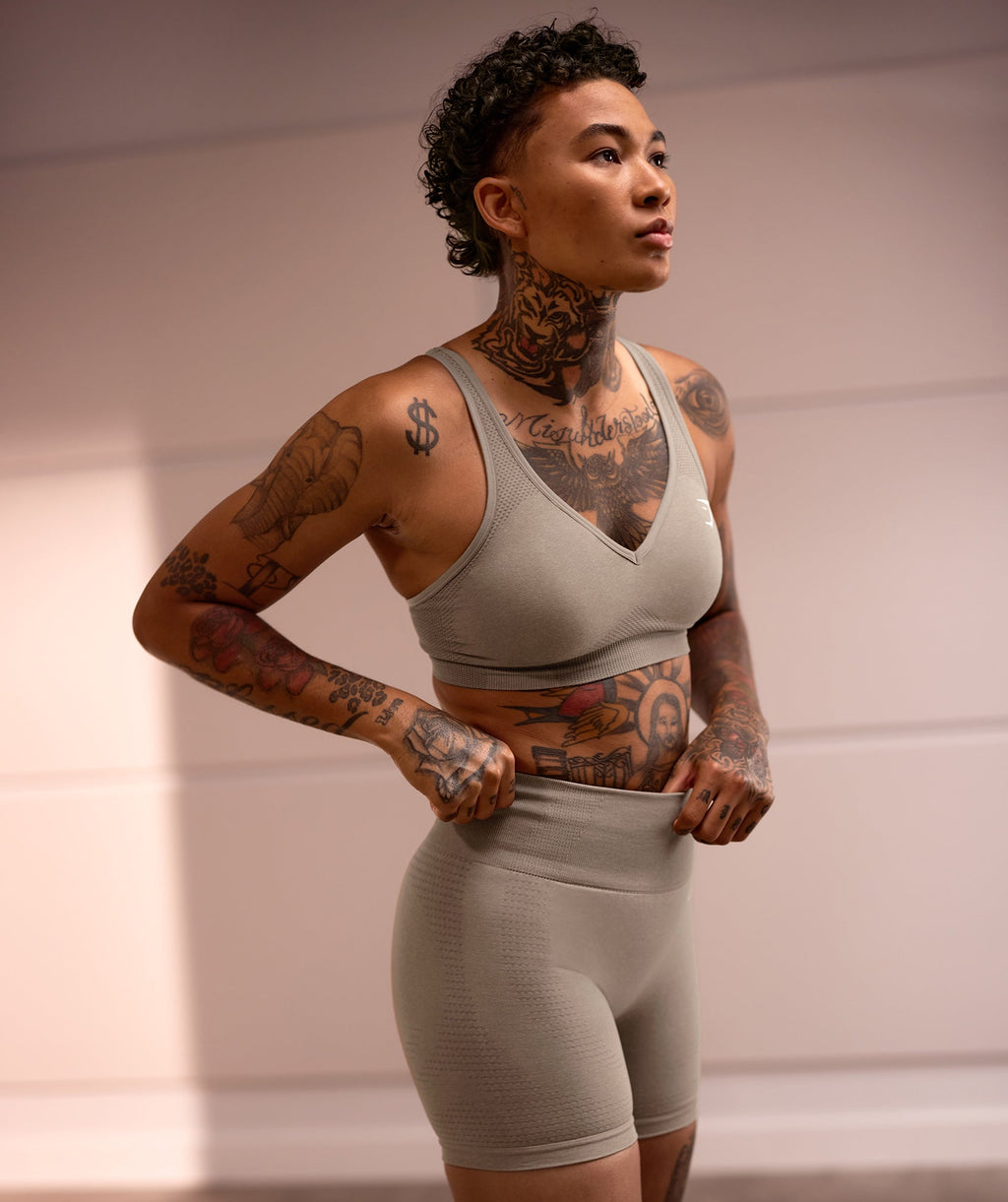gymshark-vital-seamless-2-0-v-neck-sports-bra-vanilla-brown-marl-aw22