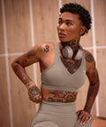 gymshark-vital-seamless-2-0-v-neck-sports-bra-vanilla-brown-marl-aw22