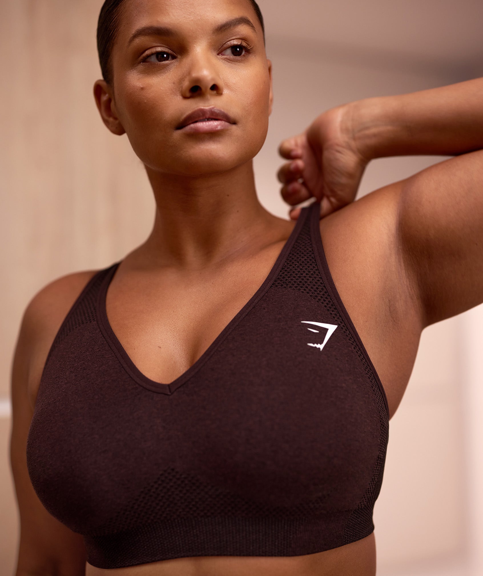 gymshark-vital-seamless-2-0-v-neck-sports-bra-cherry-brown-marl-aw22