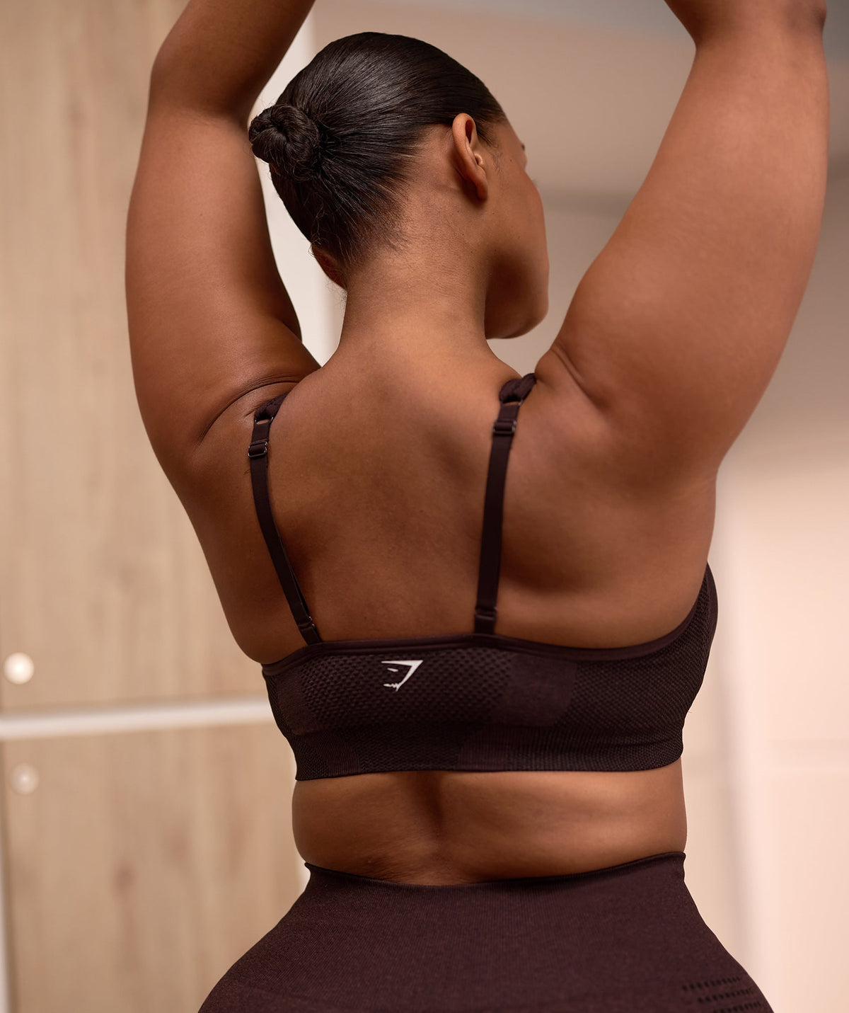 gymshark-vital-seamless-2-0-v-neck-sports-bra-cherry-brown-marl-aw22