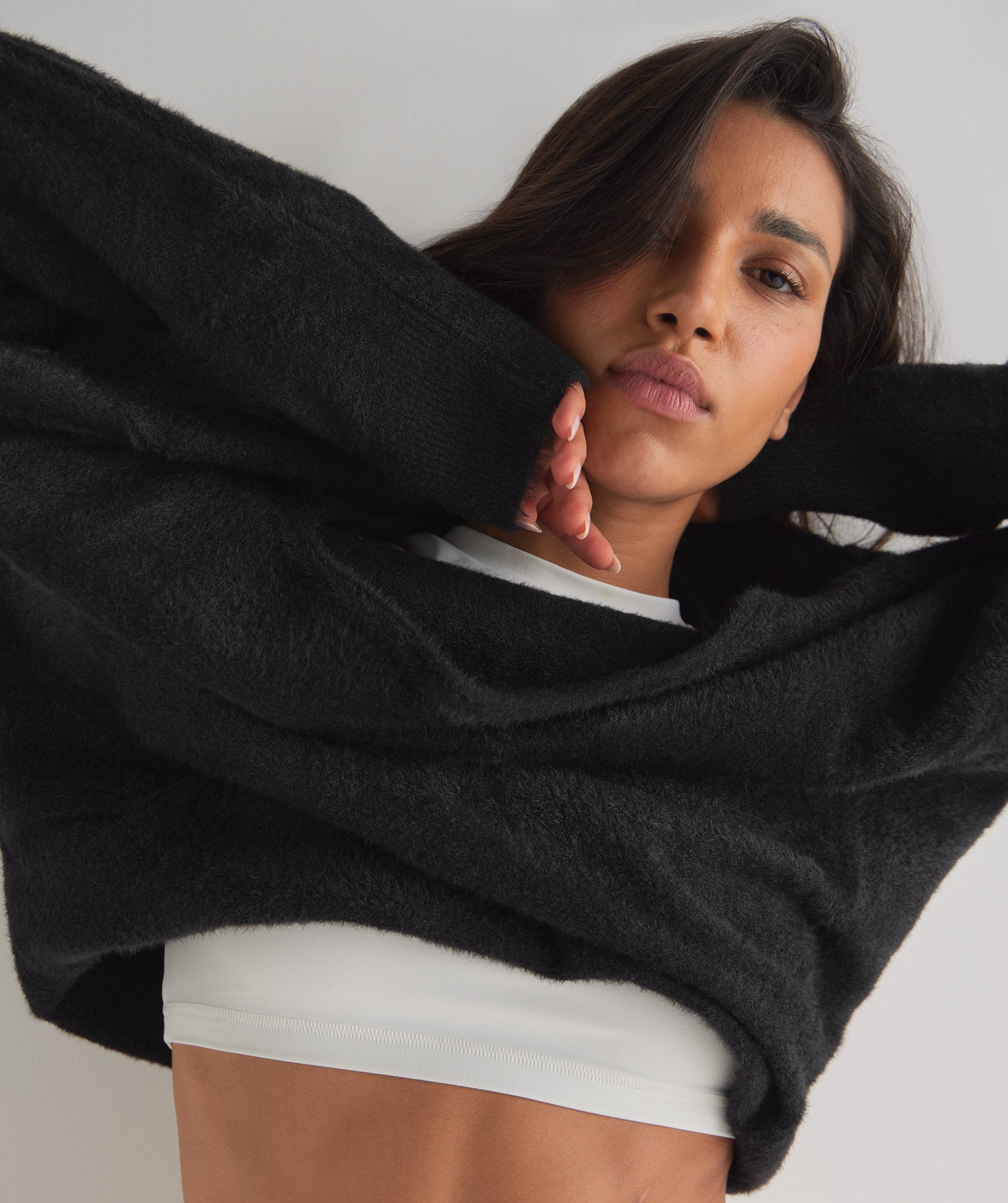 gymshark-whitney-oversized-eyelash-knit-sweater-black-ss23
