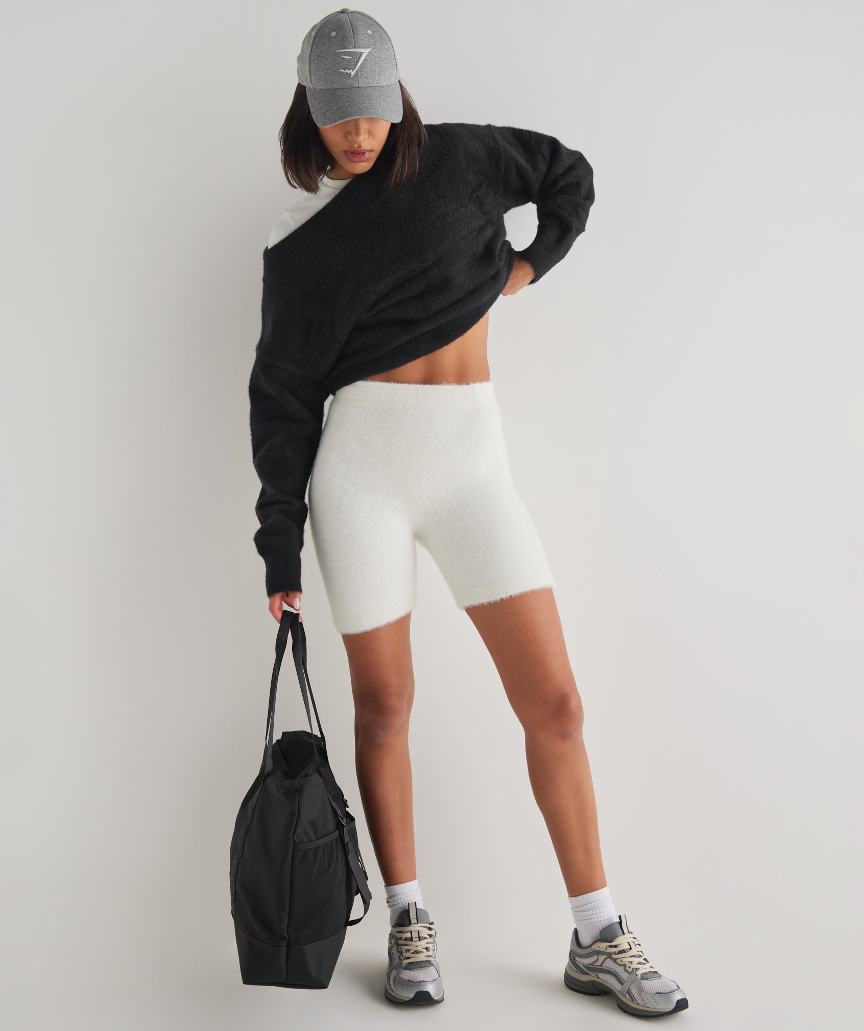 gymshark-whitney-oversized-eyelash-knit-sweater-black-ss23