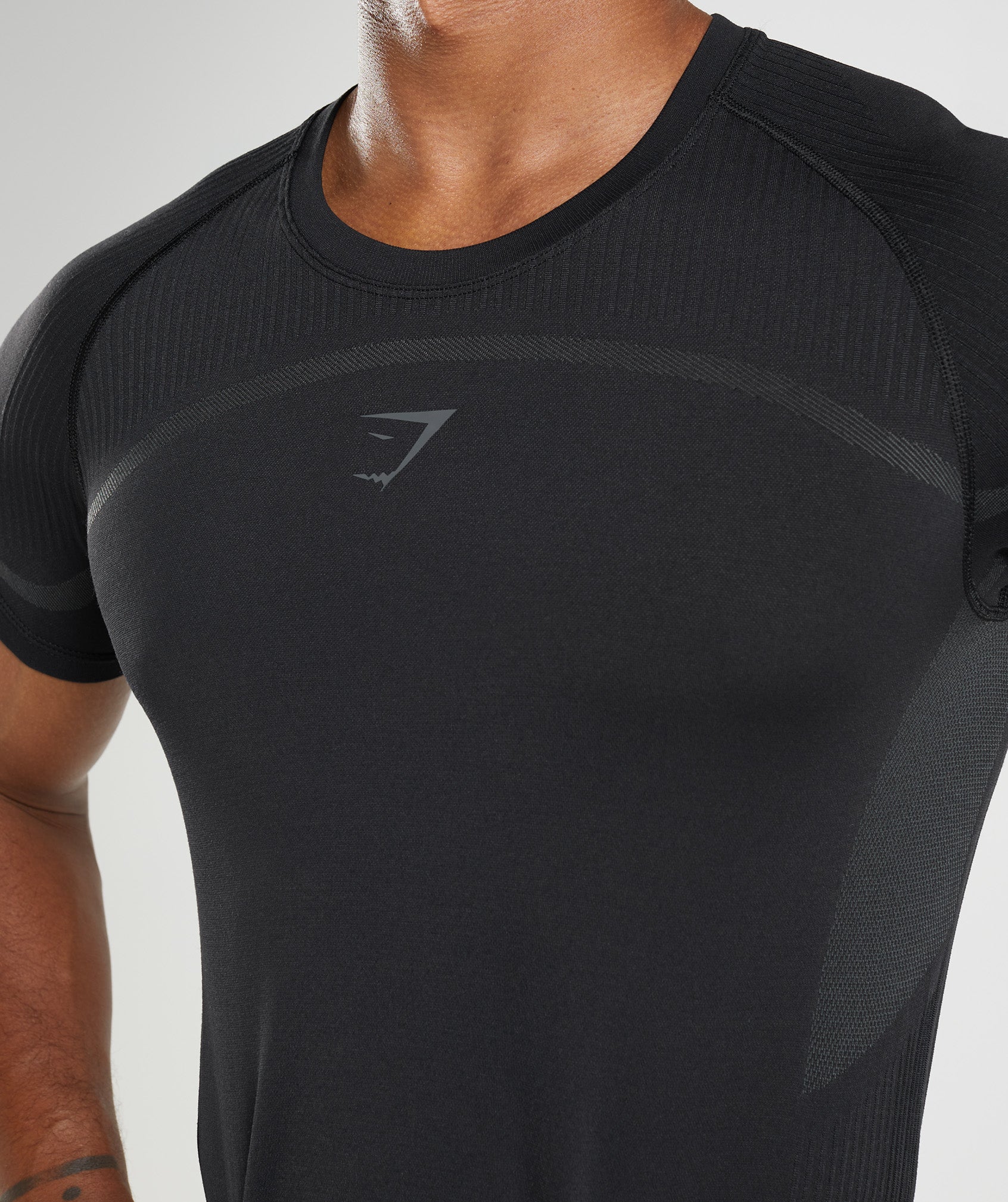 gymshark-315-seamless-t-shirt-black-charcoal-grey-aw22