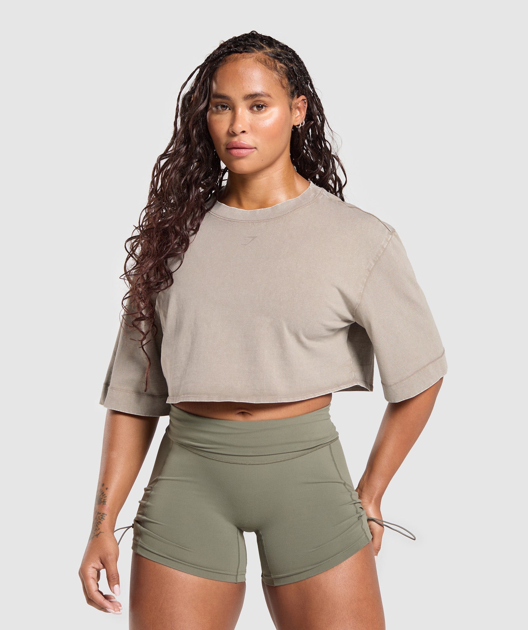 gymshark-66-washed-graphic-crop-top-linen-brown-ss25