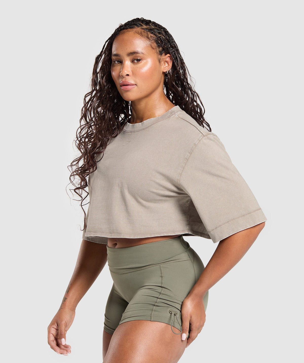 gymshark-66-washed-graphic-crop-top-linen-brown-ss25