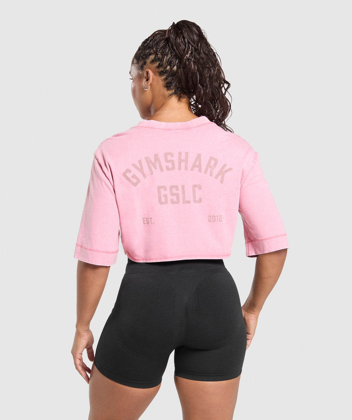 gymshark-gslc-washed-graphic-crop-top-sunset-pink-ss25