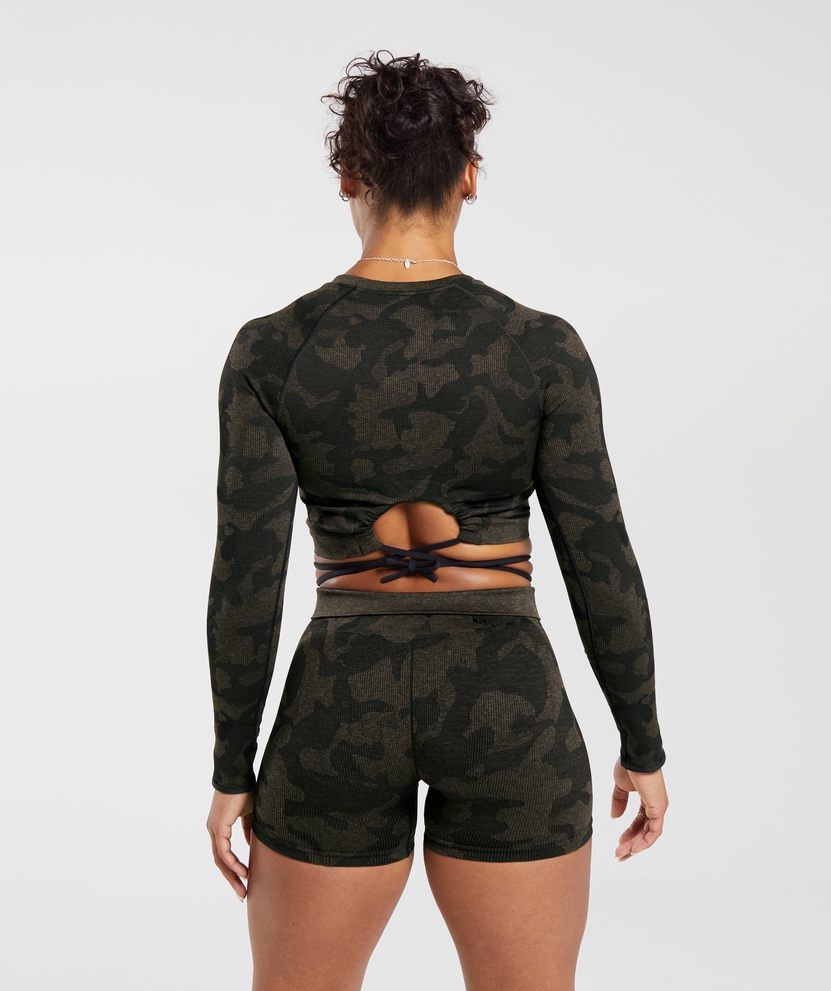 gymshark-adapt-camo-seamless-ribbed-long-sleeve-crop-top-black-camo-brown-aw23