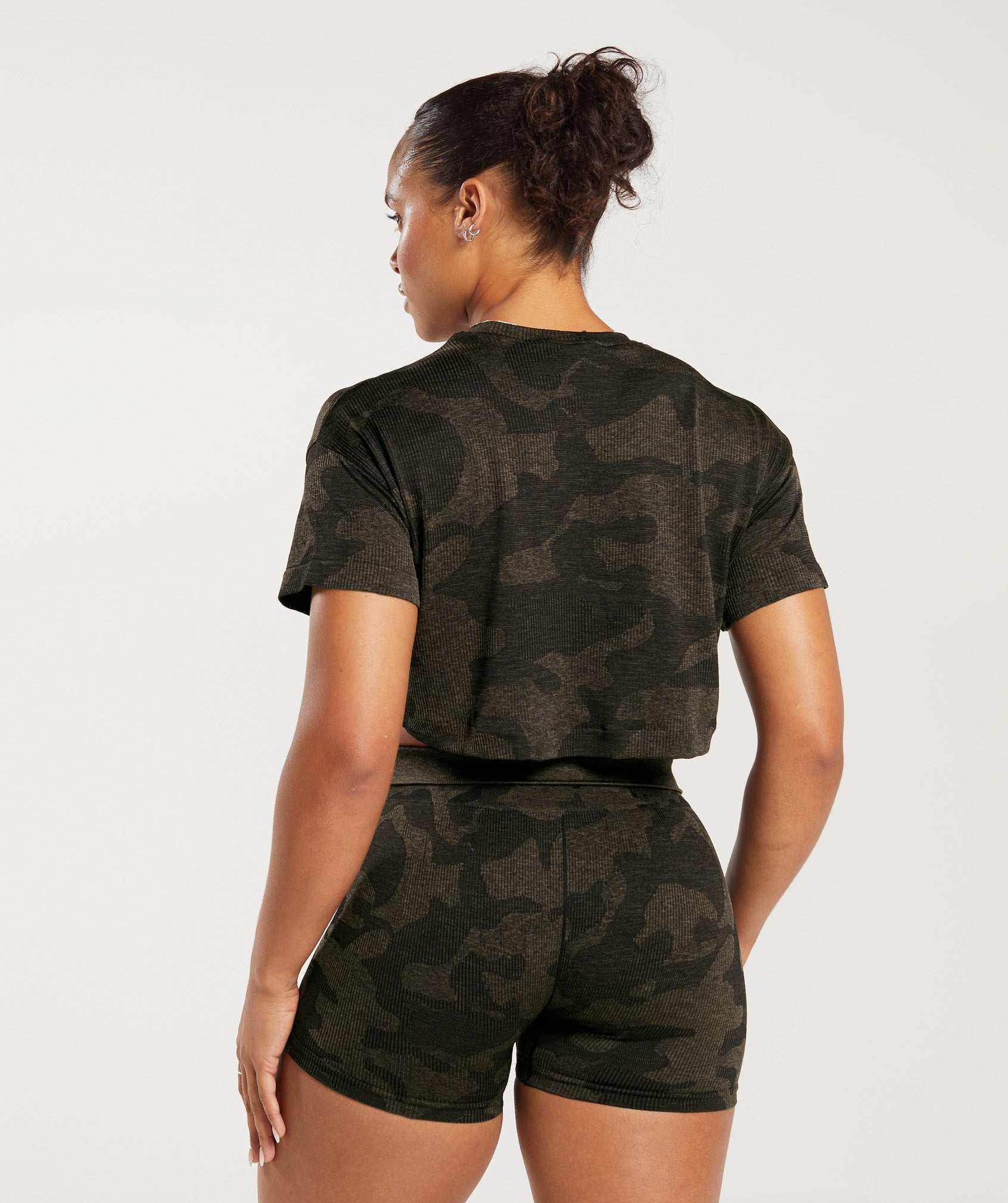 gymshark-adapt-camo-seamless-ribbed-crop-top-black-camo-brown-aw23