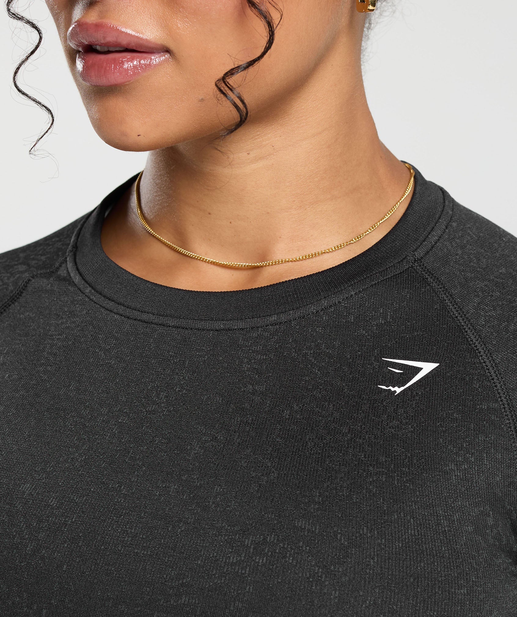 gymshark-adapt-seamless-long-sleeve-crop-top-fleck-black