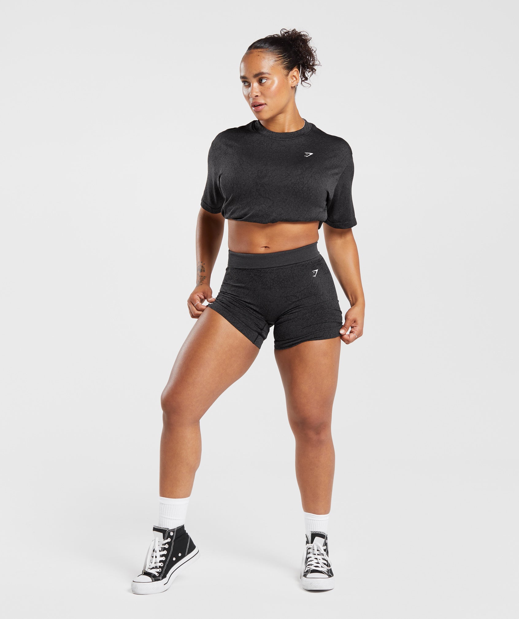 gymshark-adapt-pattern-seamless-loose-top-black-graphite-grey-aw23