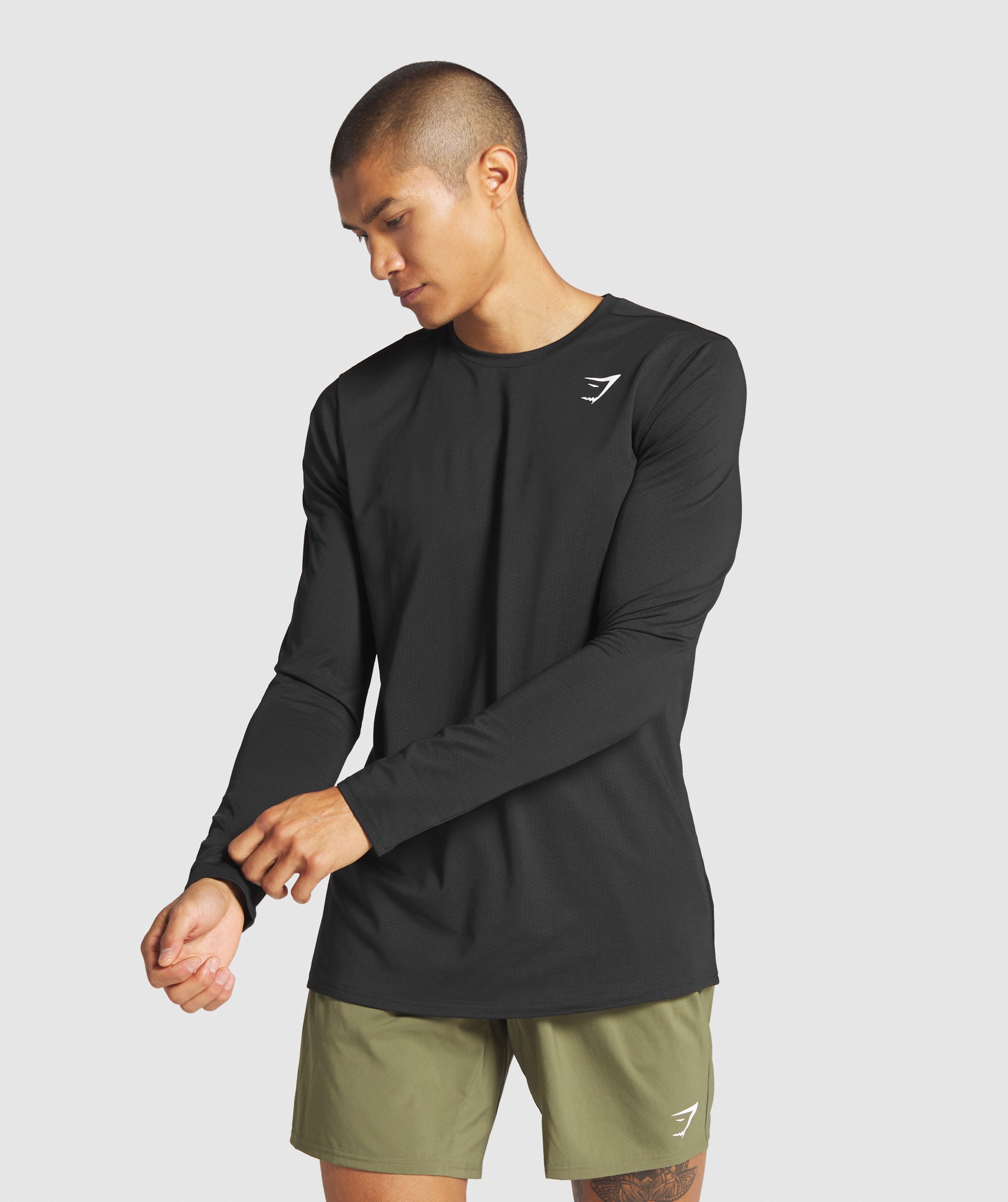 gymshark-arrival-long-sleeve-t-shirt-black