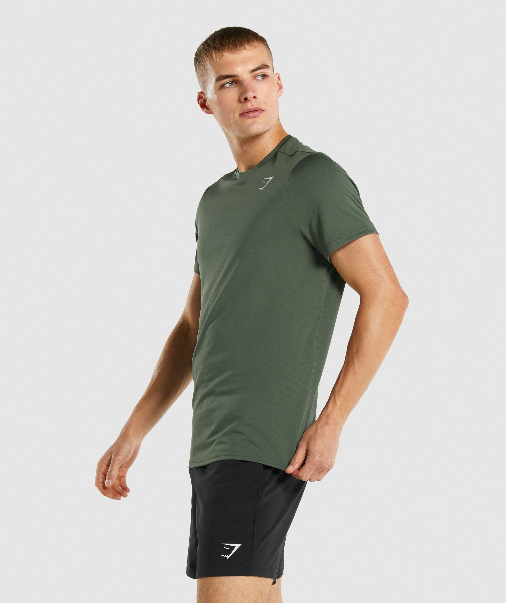 gymshark-arrival-regular-fit-t-shirt-green-logo-gs21