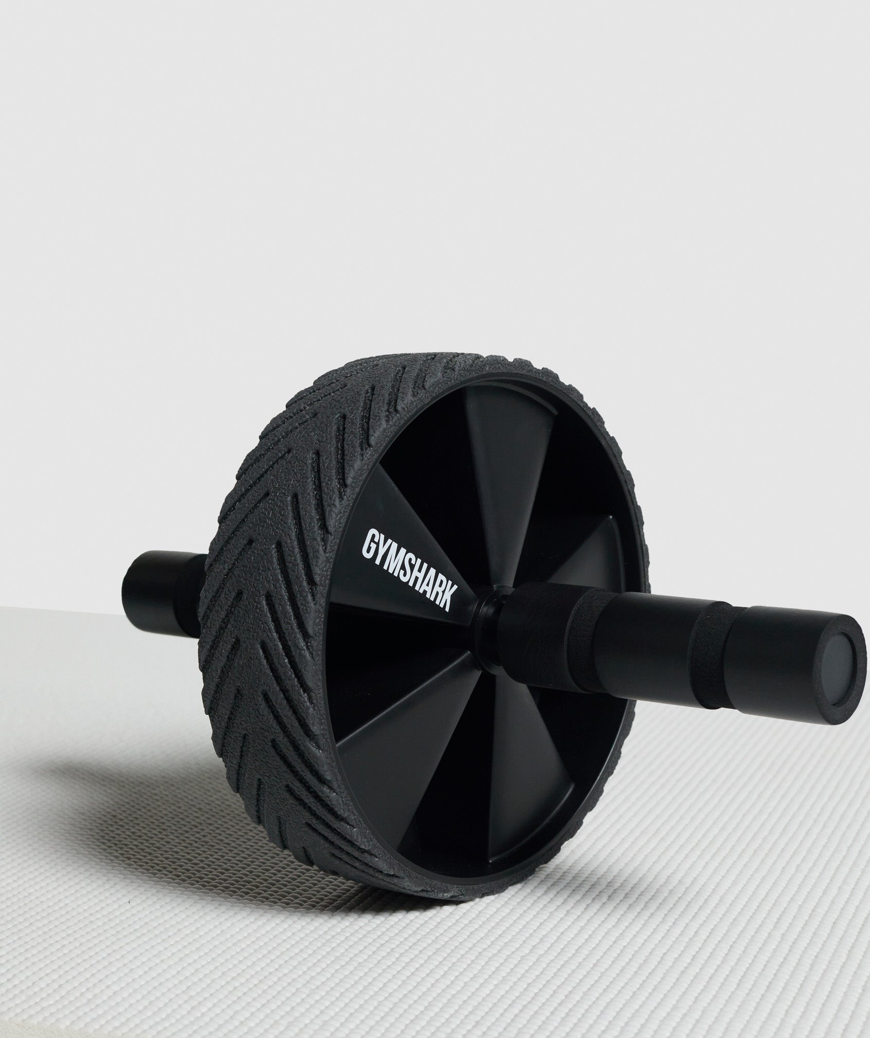 gymshark-ab-roller-black-aw21