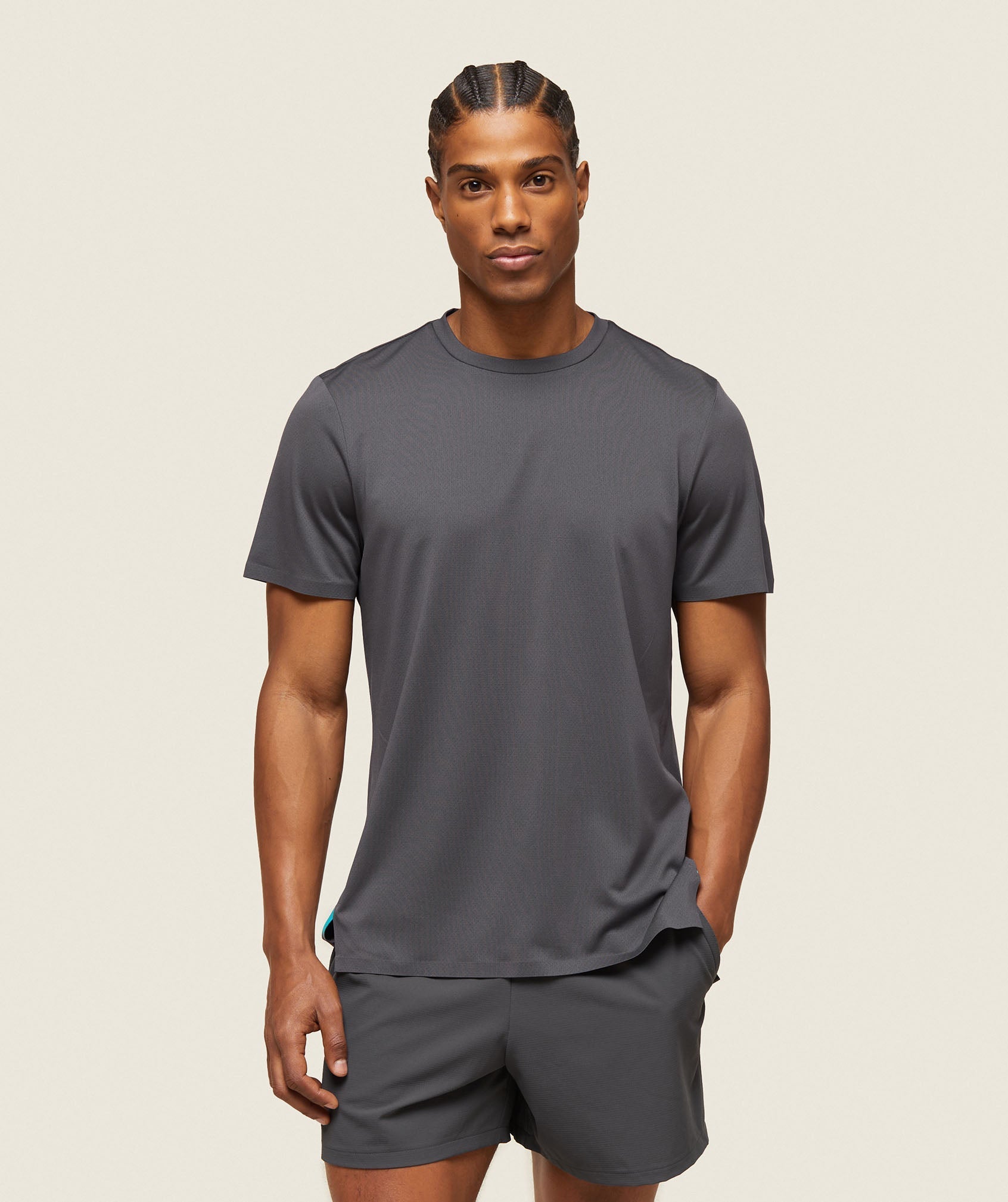 gymshark-everywear-tech-tee-onyx-grey-ss24