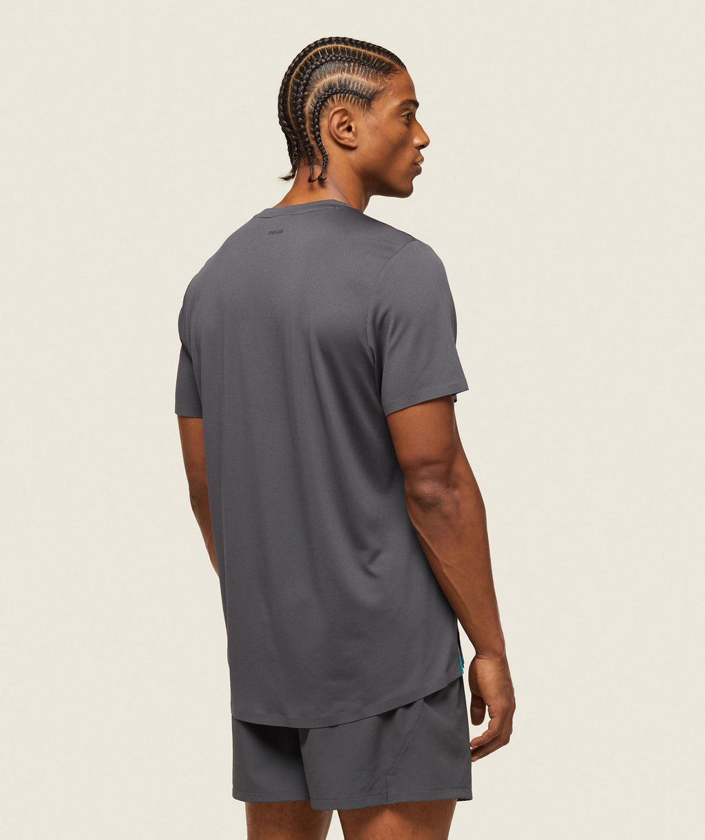 gymshark-everywear-tech-tee-onyx-grey-ss24