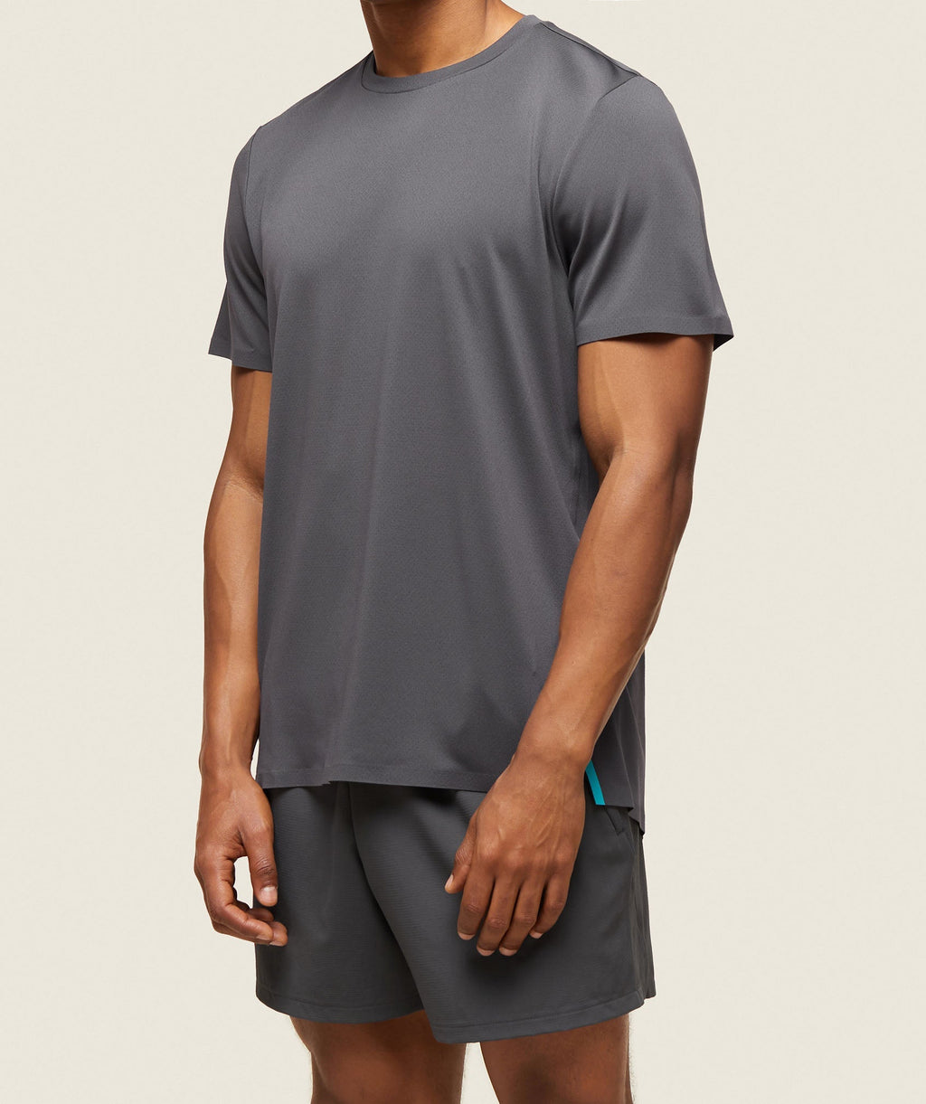 gymshark-everywear-tech-tee-onyx-grey-ss24