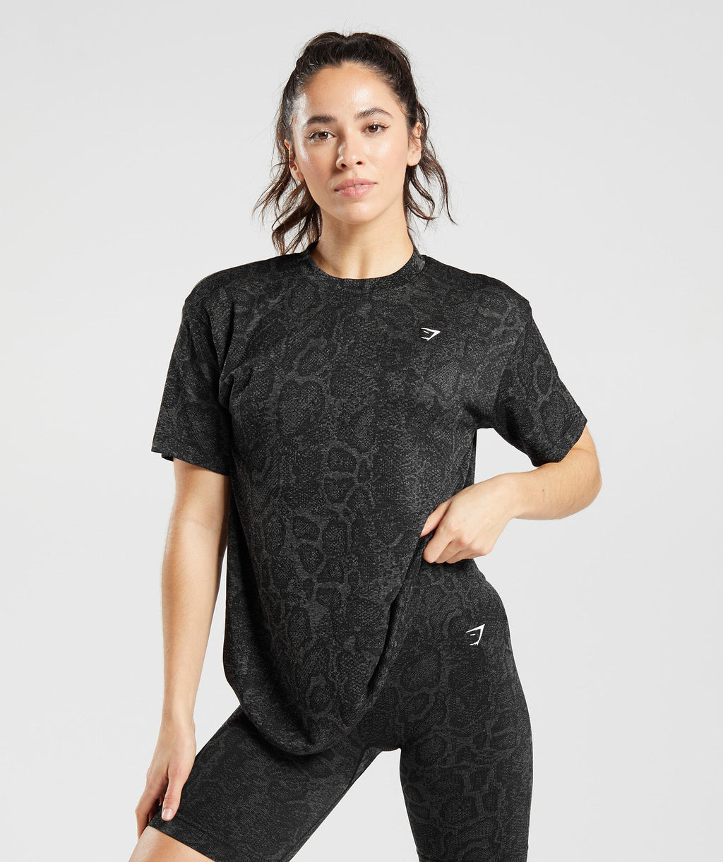 gymshark-adapt-animal-seamless-t-shirt-urban-grey-black-ss23