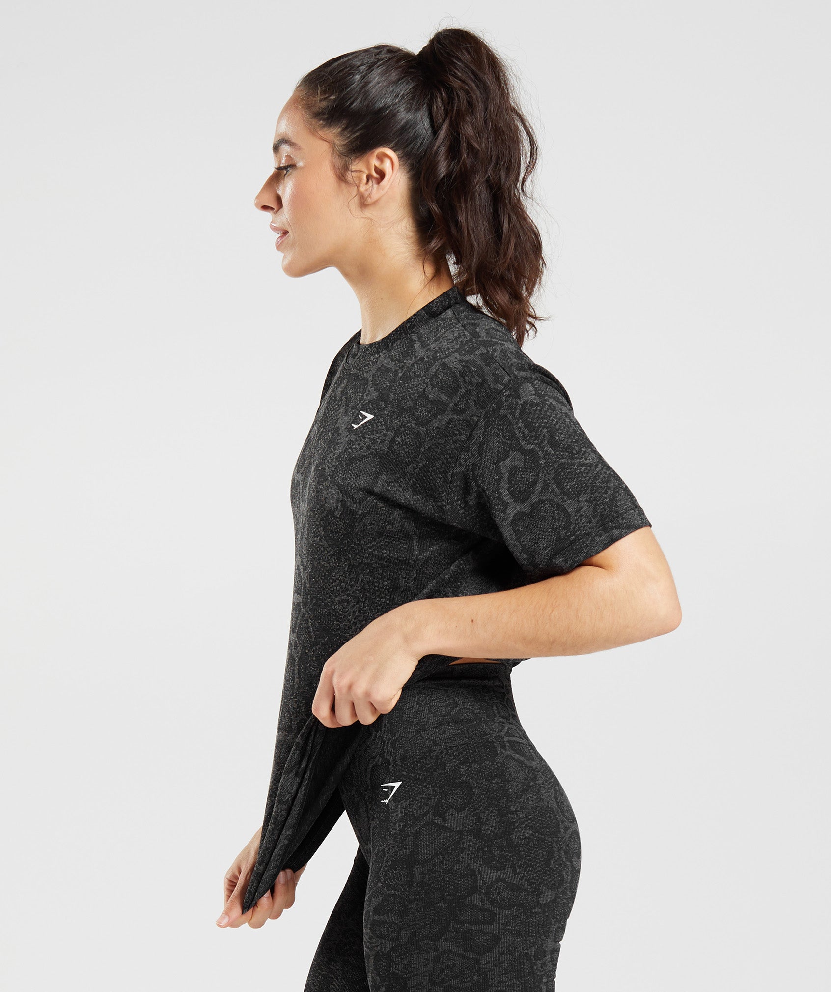 gymshark-adapt-animal-seamless-t-shirt-urban-grey-black-ss23