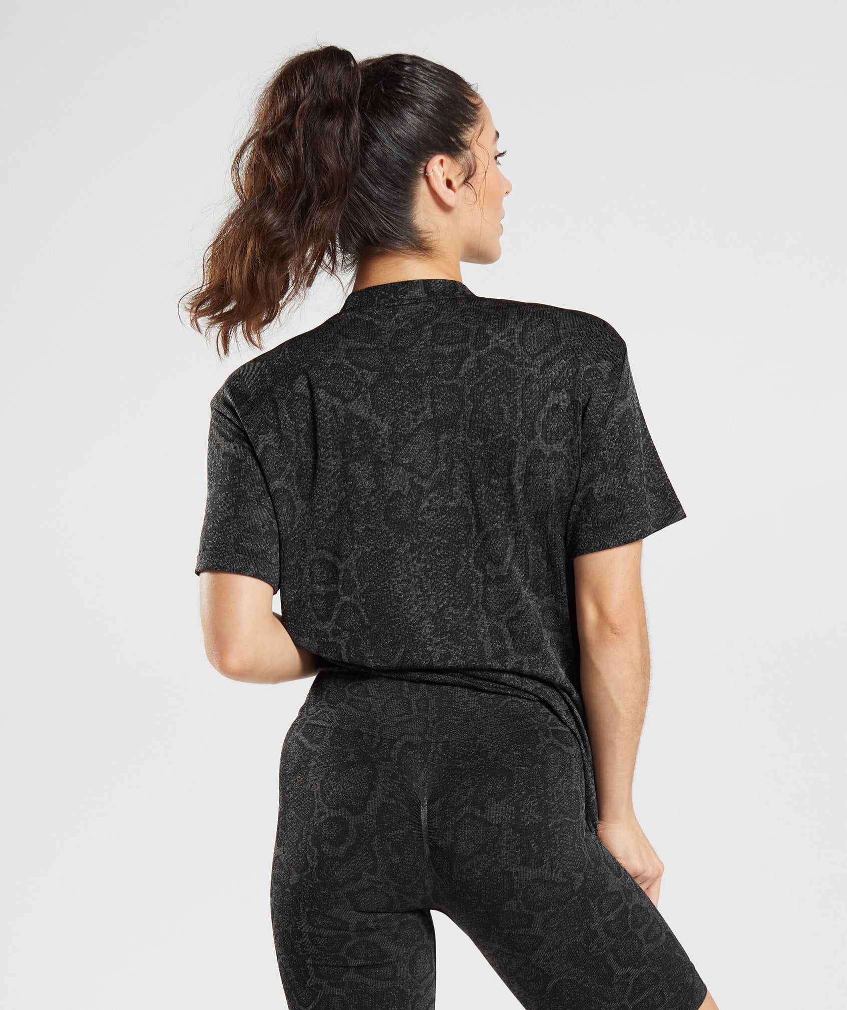 gymshark-adapt-animal-seamless-t-shirt-urban-grey-black-ss23