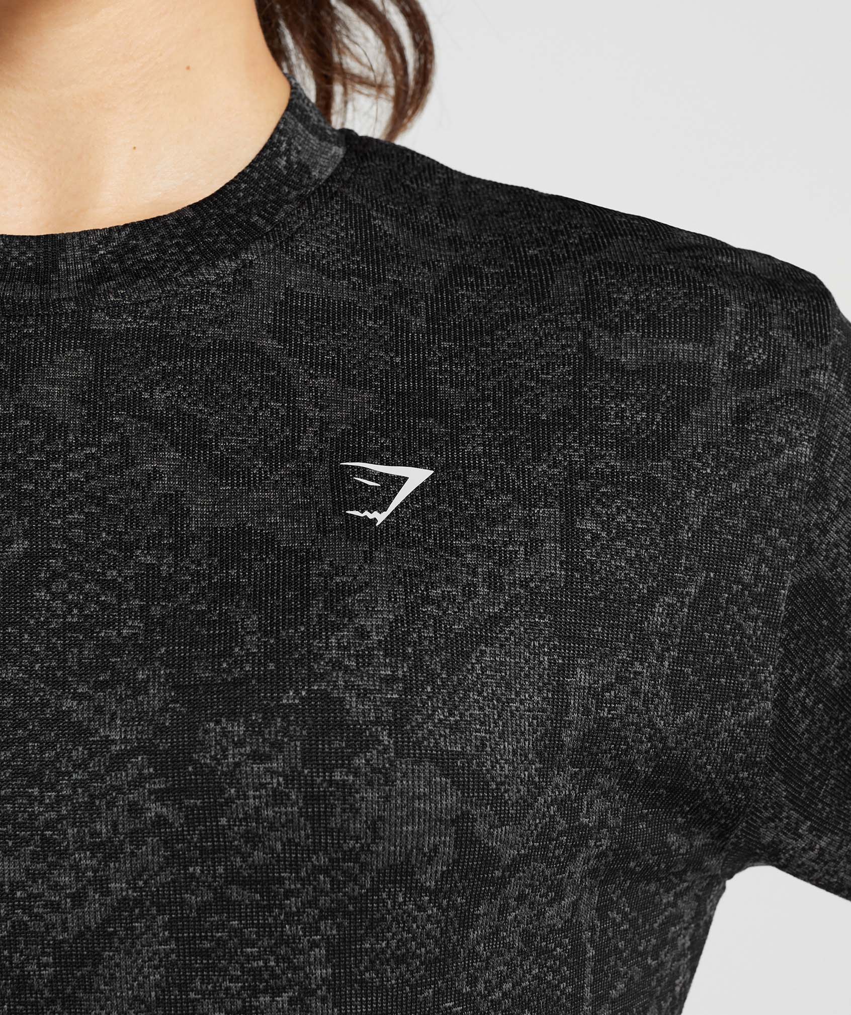gymshark-adapt-animal-seamless-t-shirt-urban-grey-black-ss23
