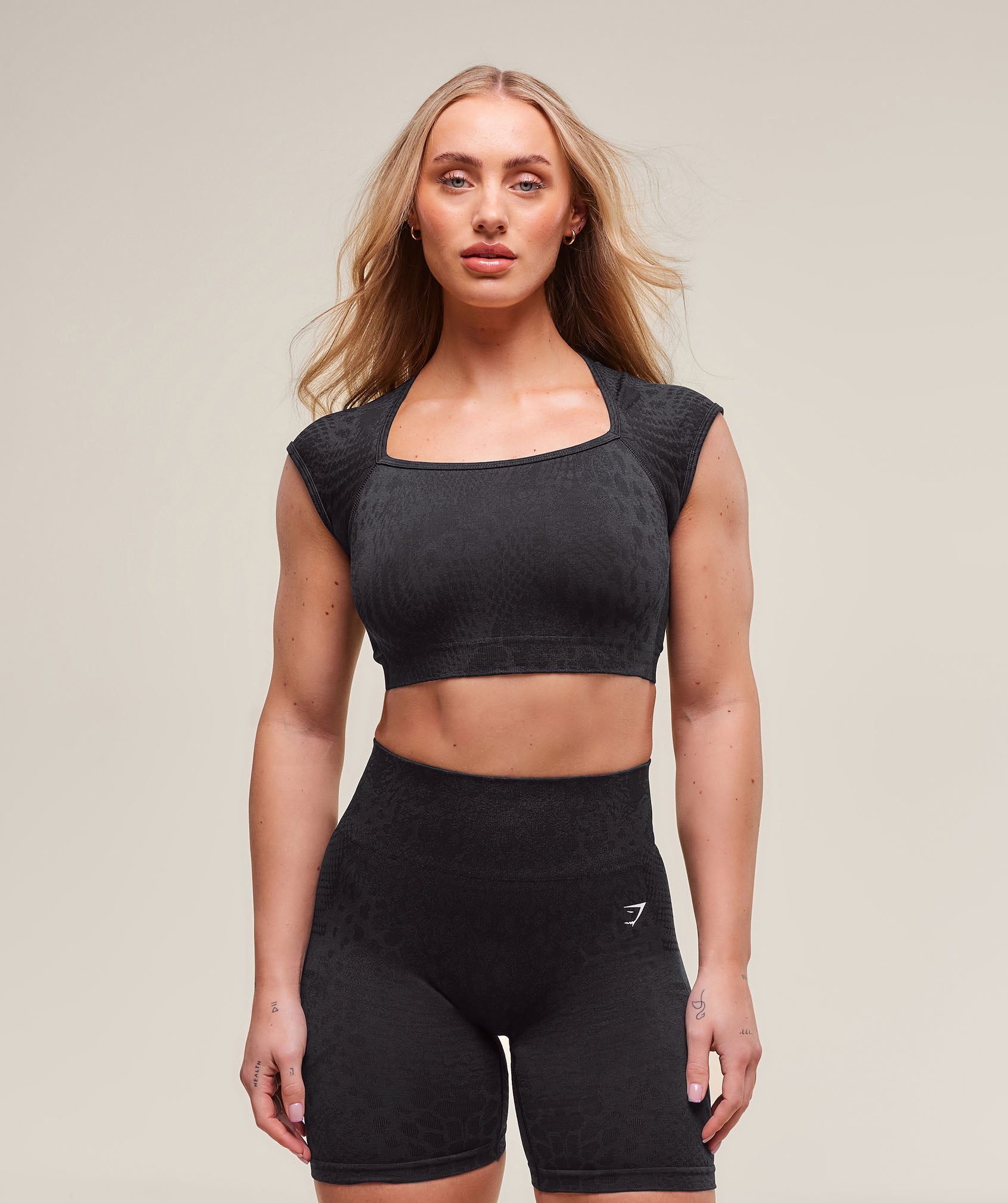gymshark-adapt-x-whitney-animal-seamless-crop-top-black-asphalt-grey-ss25