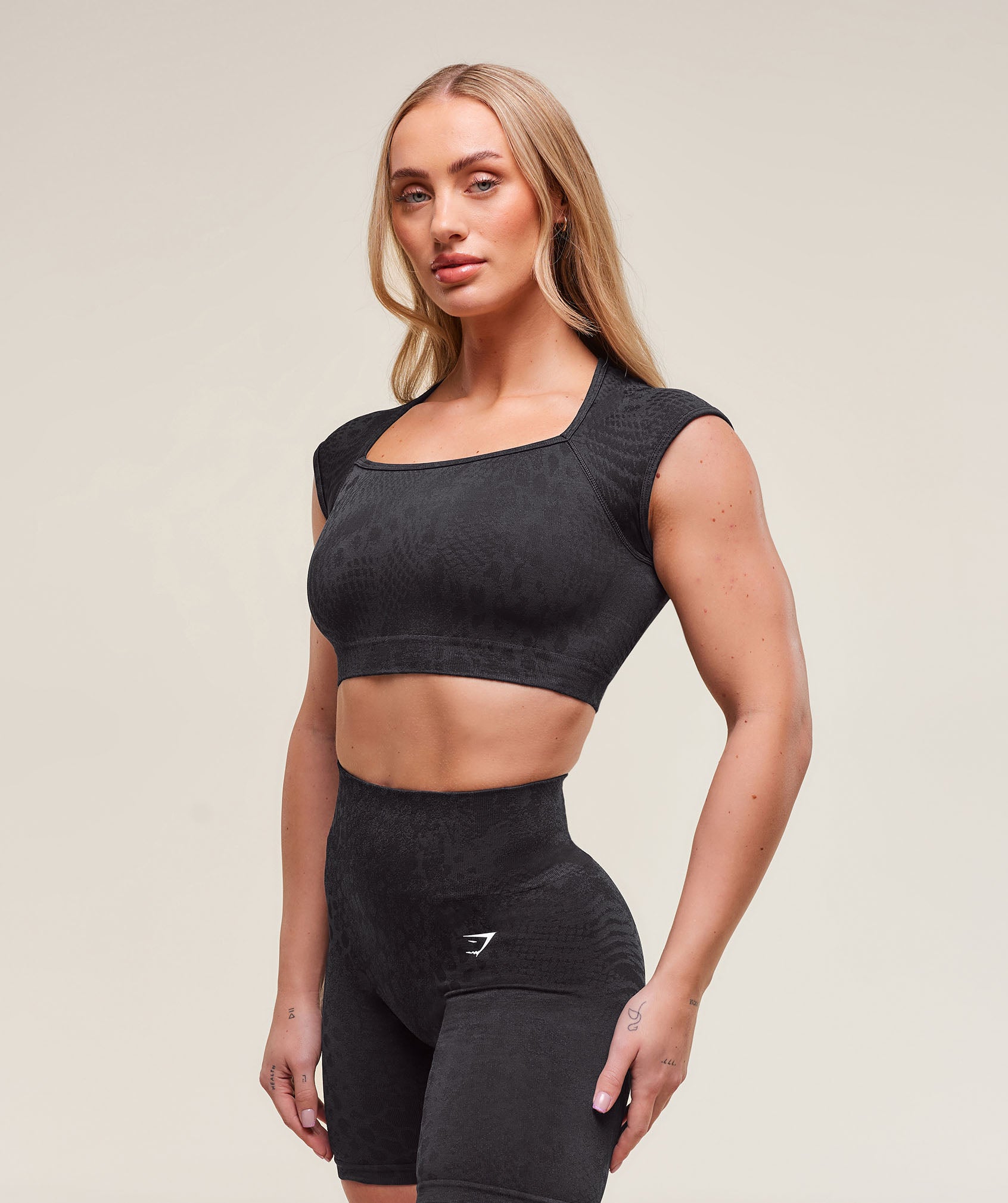 gymshark-adapt-x-whitney-animal-seamless-crop-top-black-asphalt-grey-ss25