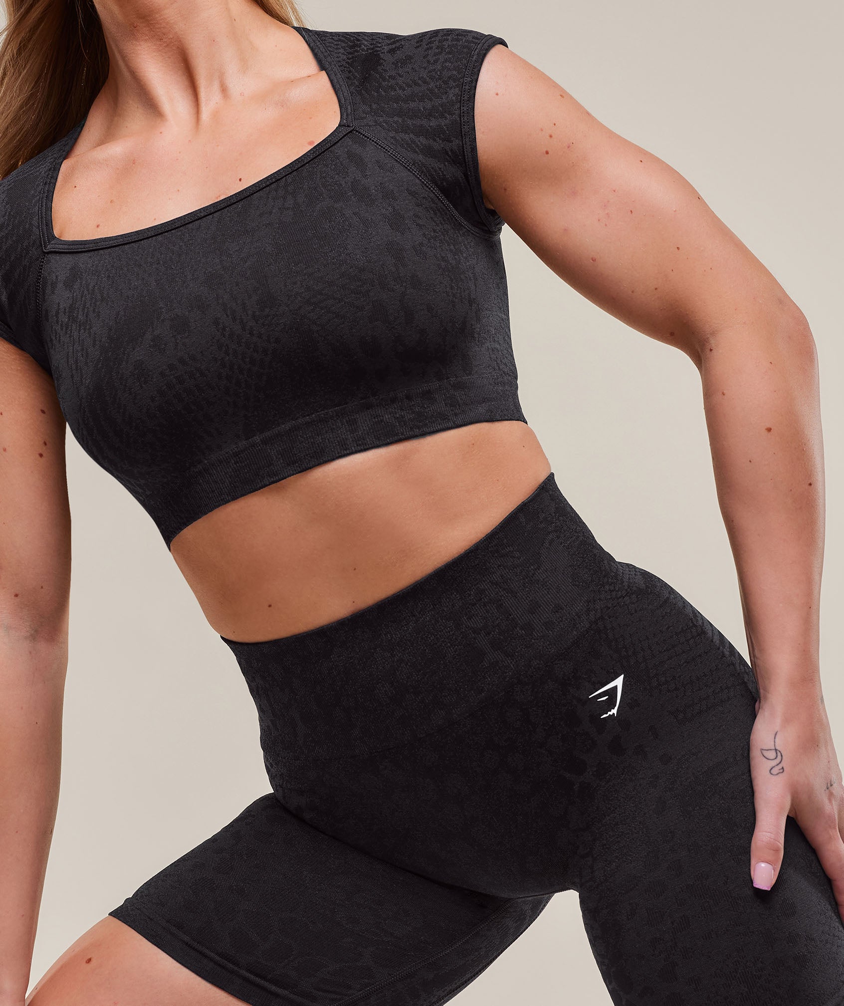 gymshark-adapt-x-whitney-animal-seamless-crop-top-black-asphalt-grey-ss25