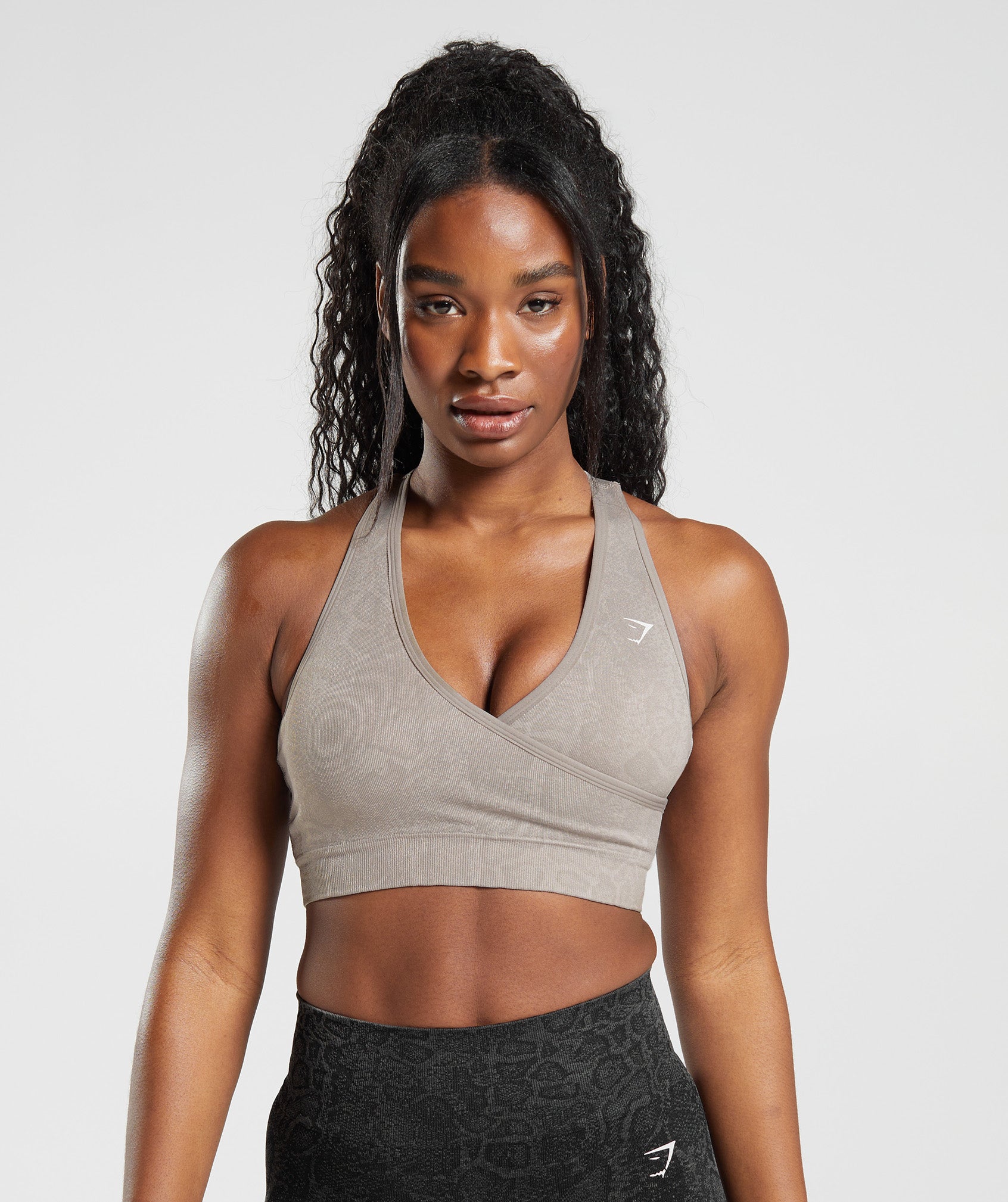 gymshark-adapt-animal-seamless-sports-bra-mushroom-brown-urban-grey-ss23