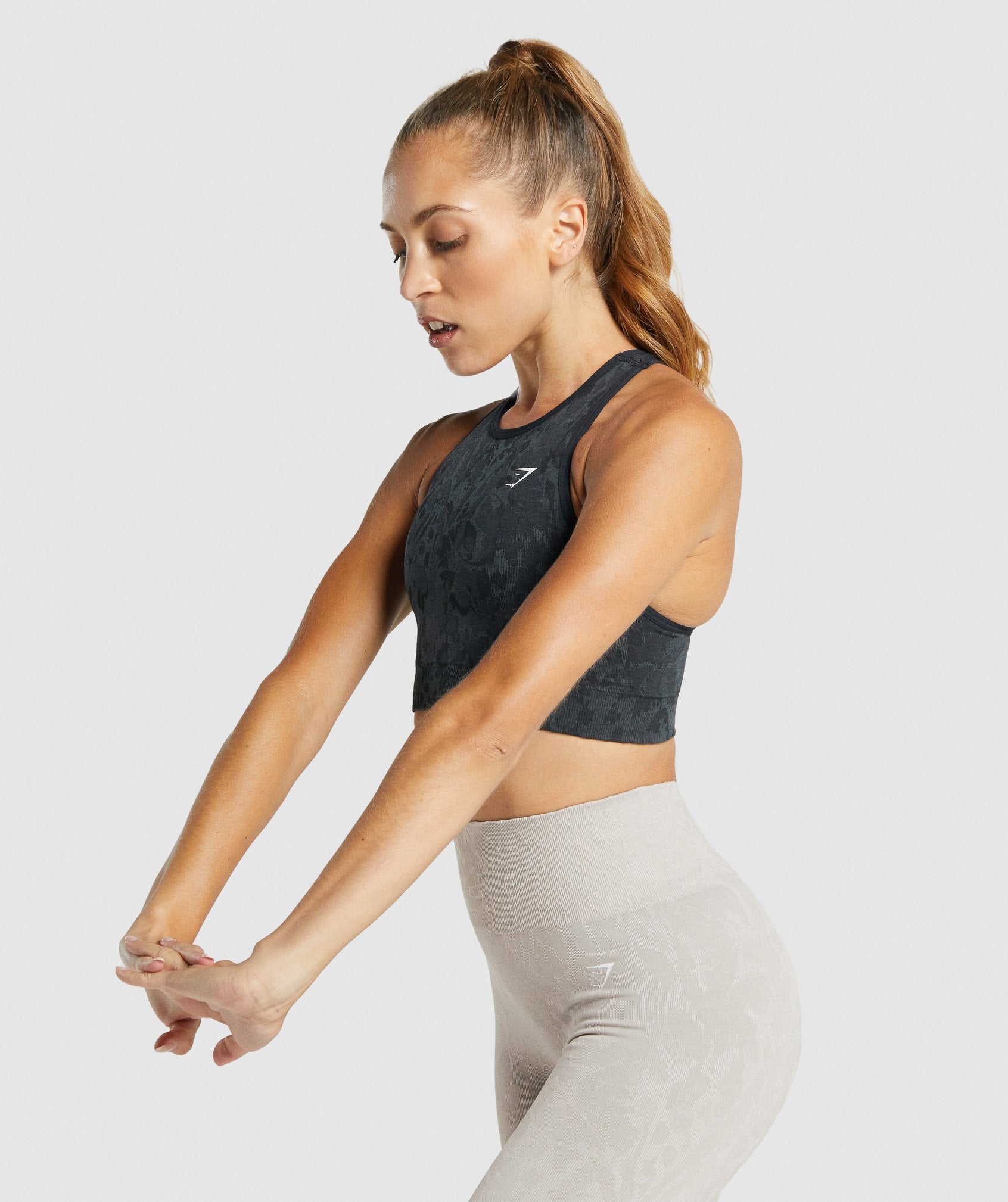 gymshark-adapt-animal-seamless-sports-bra-butterfly-black