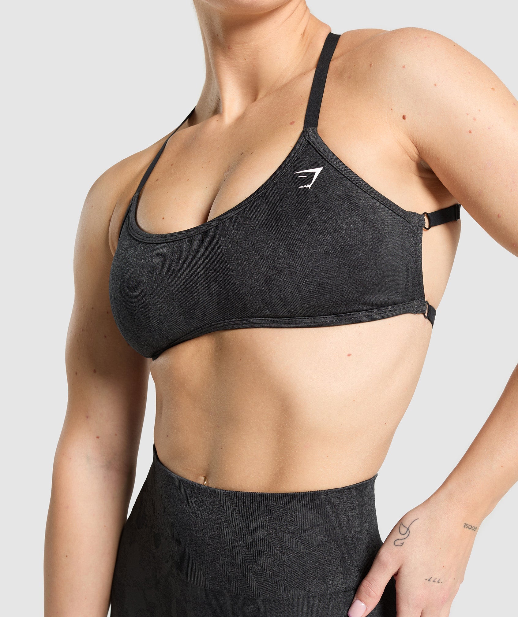 gymshark-adapt-camo-cross-back-sports-bra-asphalt-grey-black-ss25