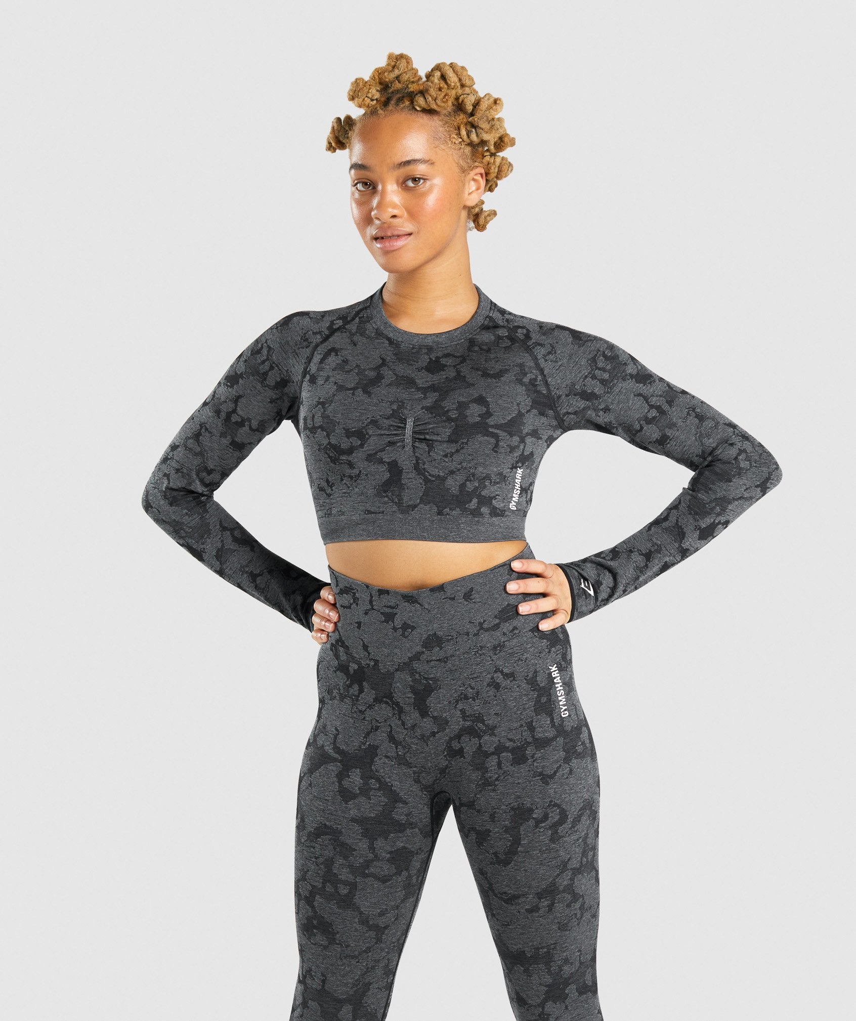 gymshark-adapt-camo-seamless-long-sleeve-crop-top-black