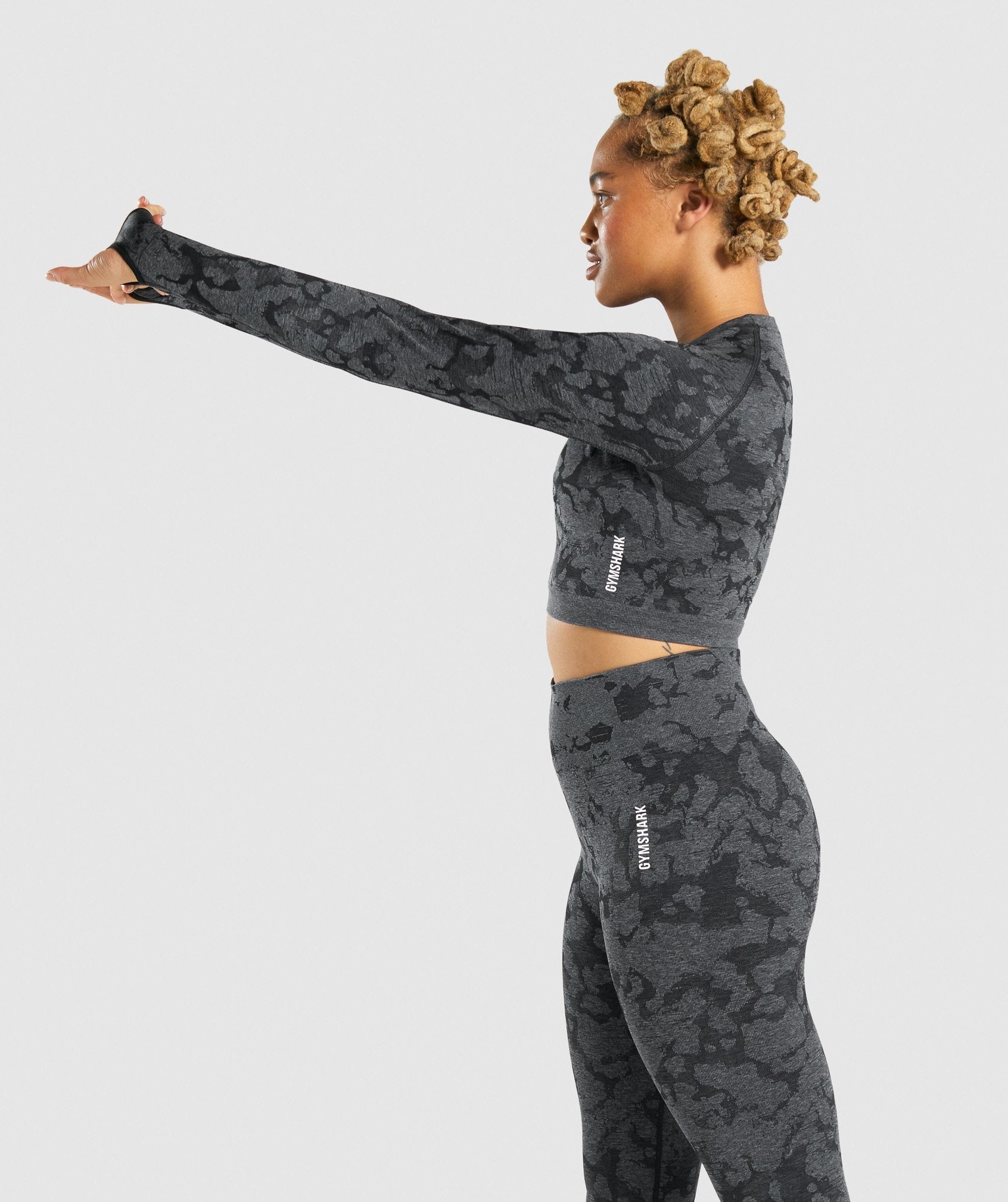 gymshark-adapt-camo-seamless-long-sleeve-crop-top-black