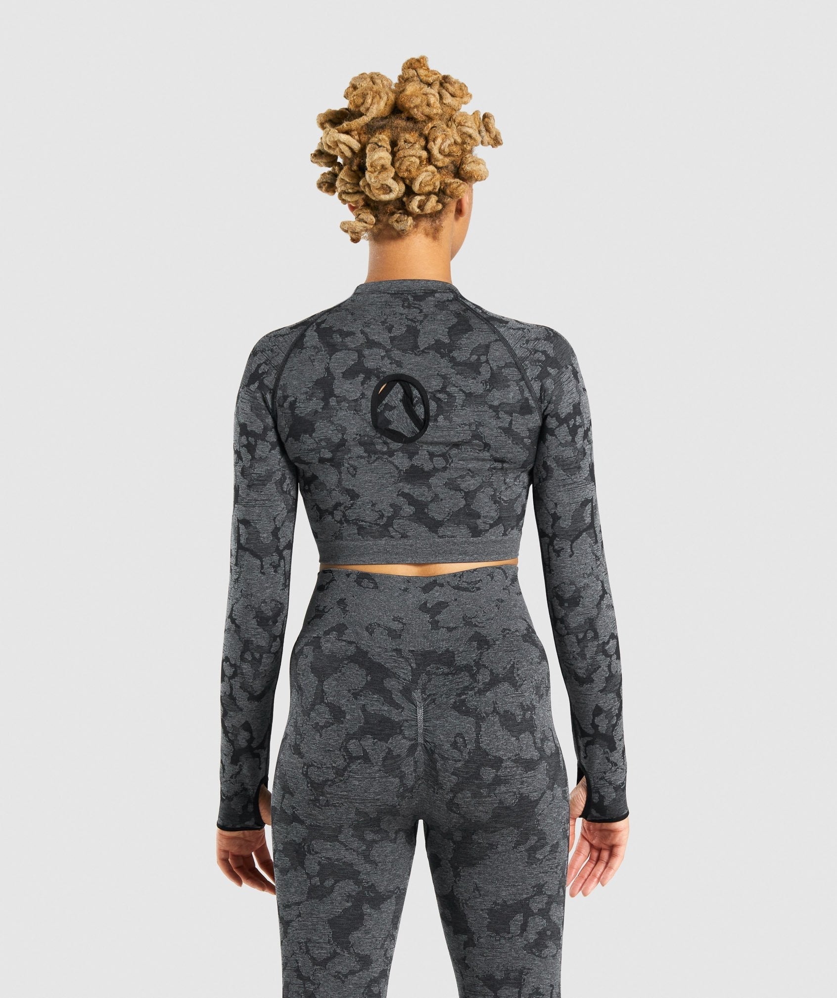 gymshark-adapt-camo-seamless-long-sleeve-crop-top-black