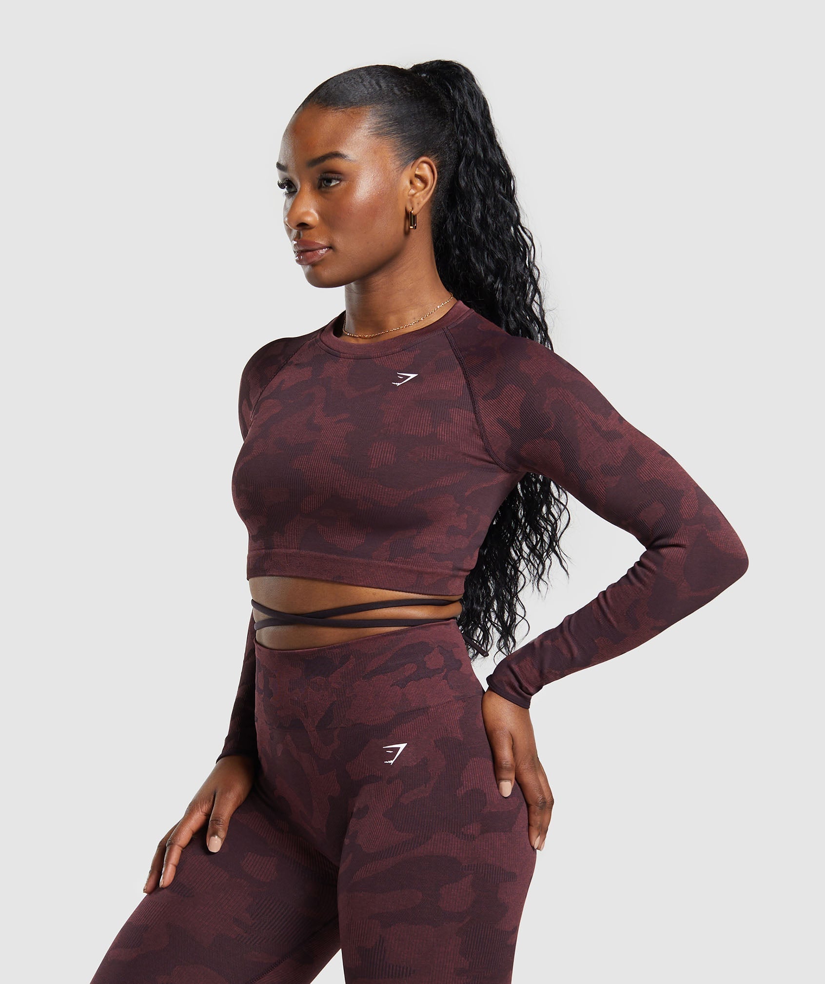 gymshark-adapt-camo-seamless-long-sleeve-crop-top-crop-tops-brown-ss24