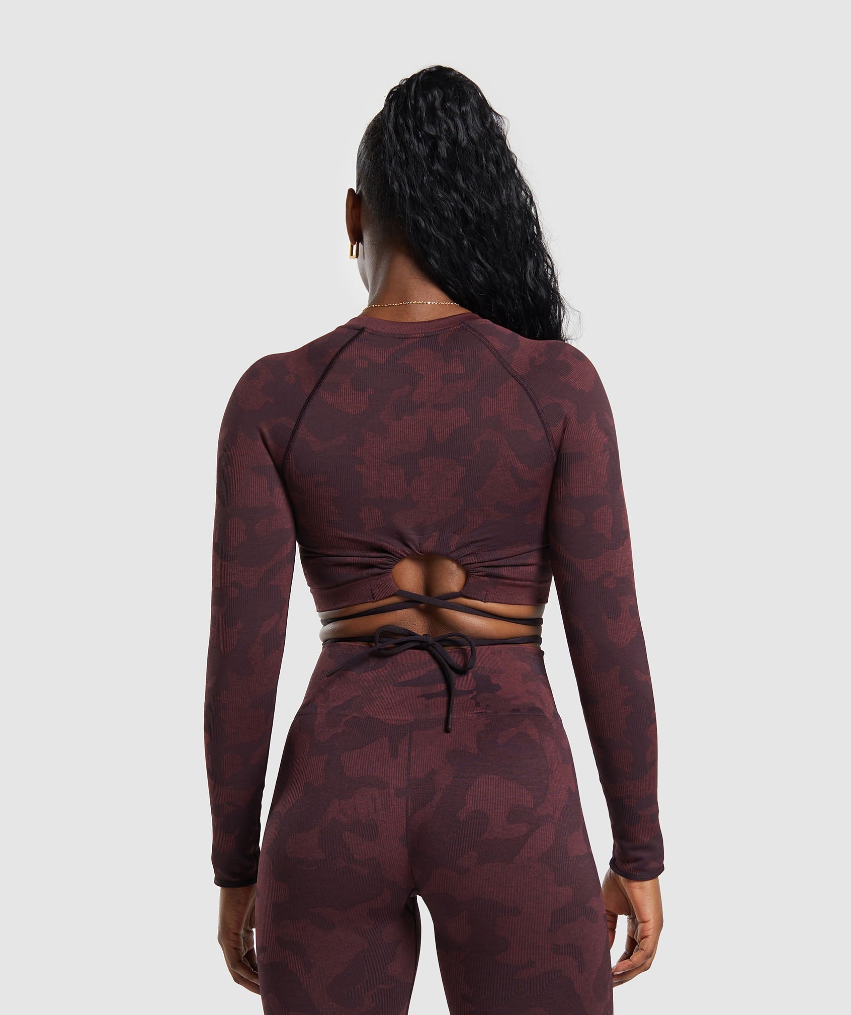 gymshark-adapt-camo-seamless-long-sleeve-crop-top-crop-tops-brown-ss24
