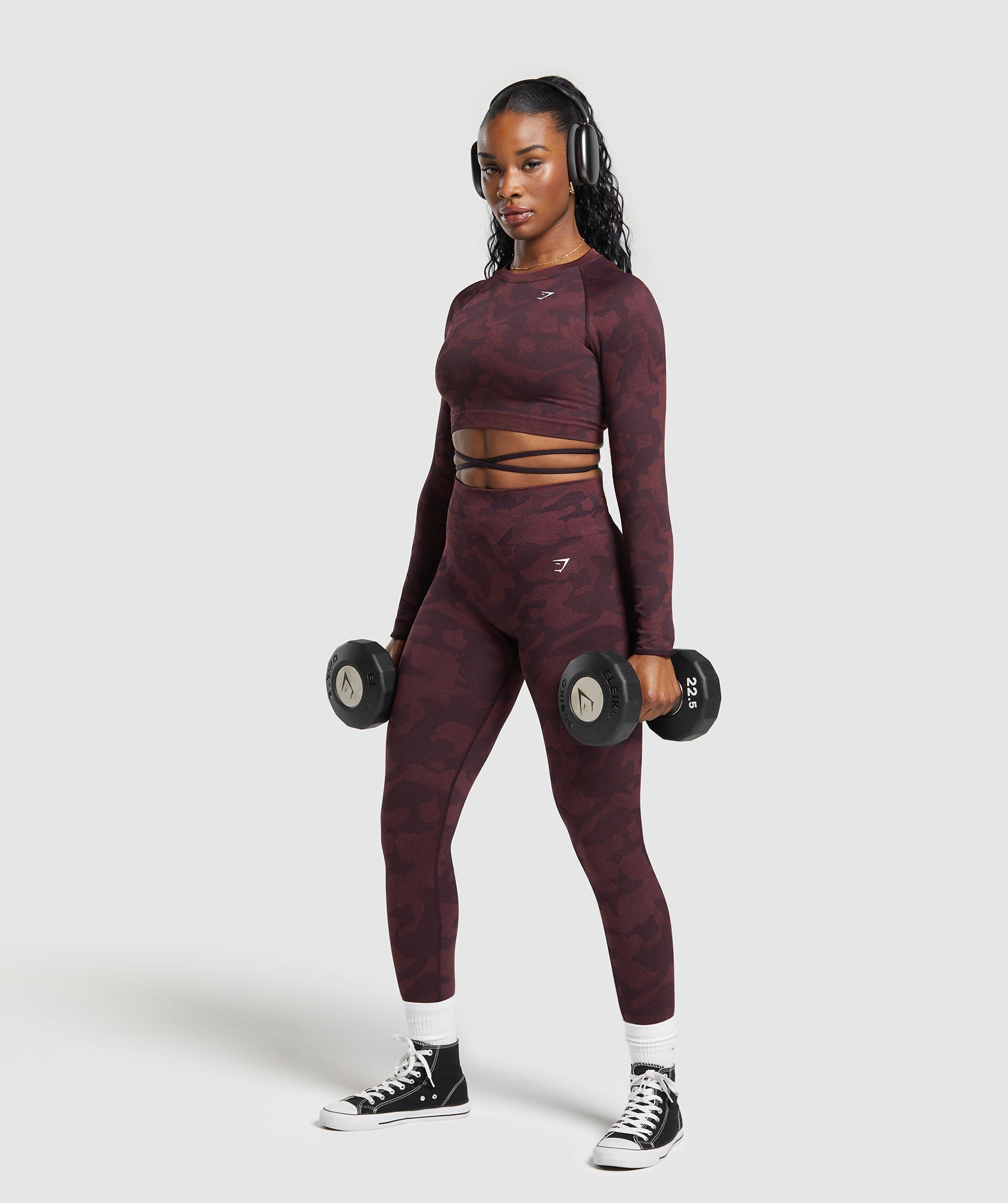 gymshark-adapt-camo-seamless-long-sleeve-crop-top-crop-tops-brown-ss24