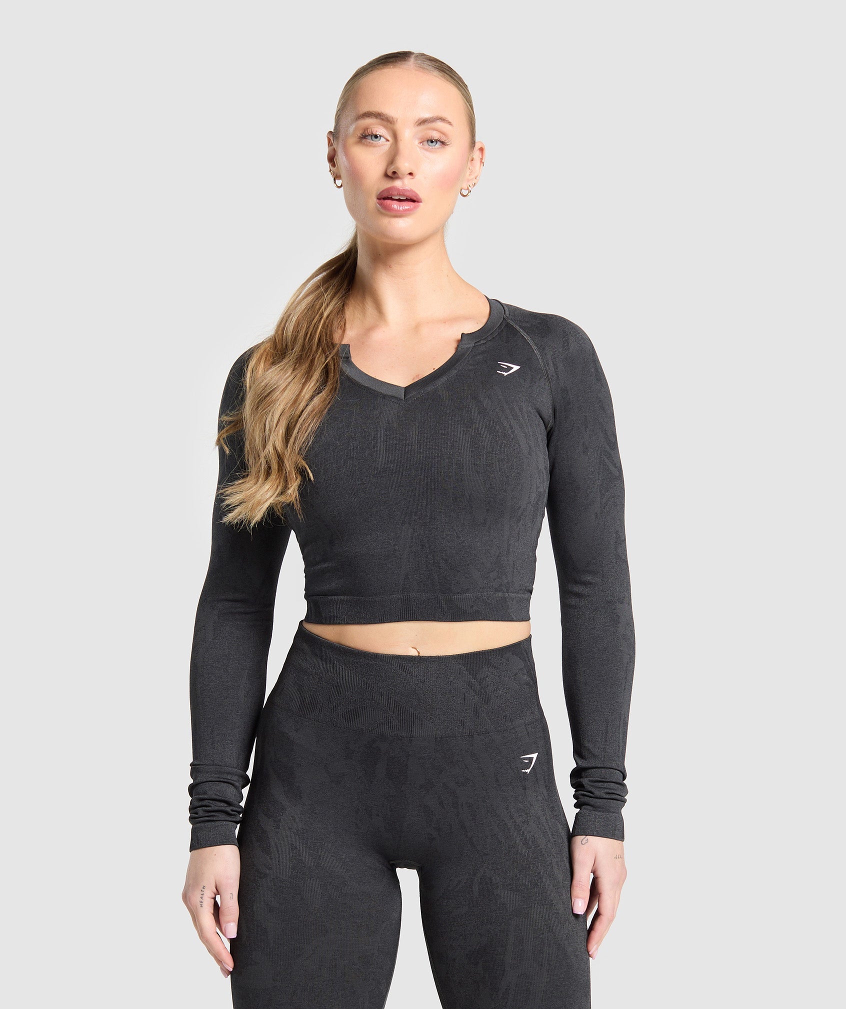 gymshark-adapt-camo-seamless-long-sleeve-top-asphalt-grey-black-ss25