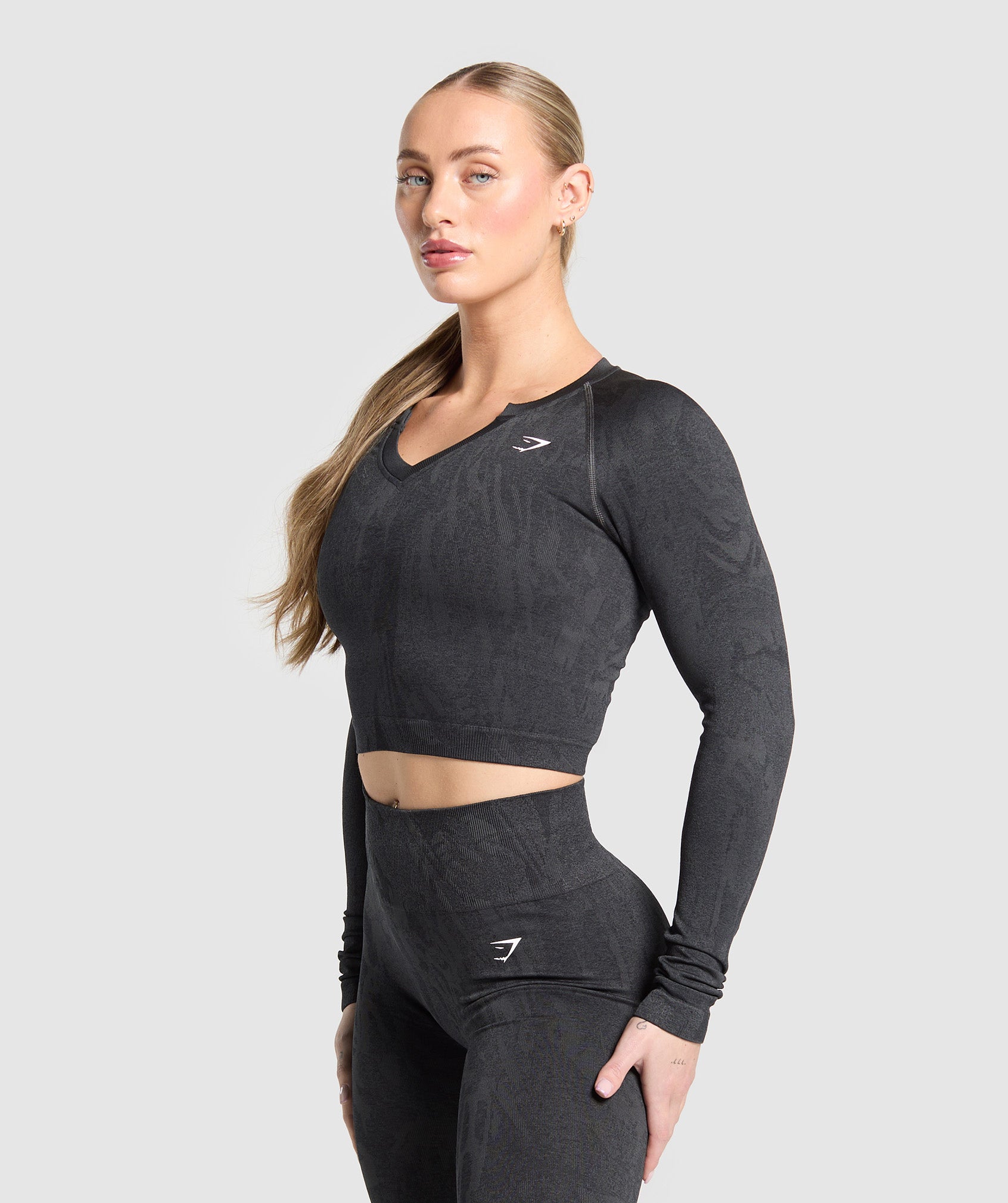 gymshark-adapt-camo-seamless-long-sleeve-top-asphalt-grey-black-ss25