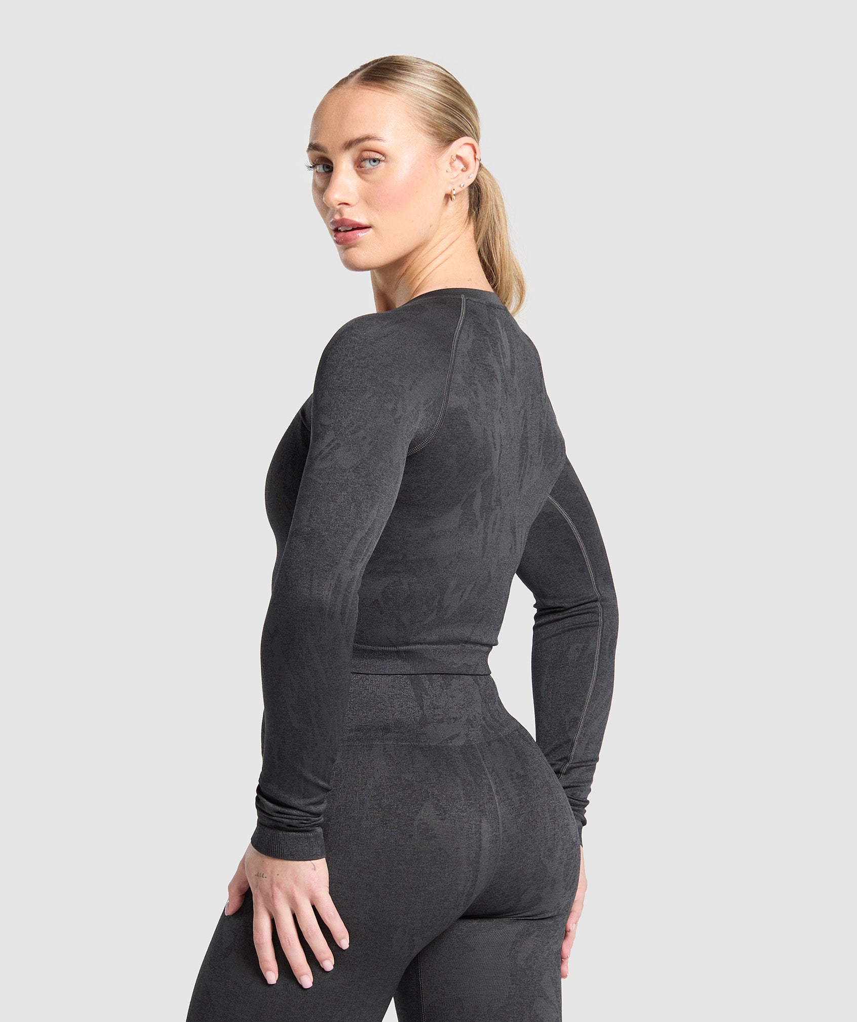 gymshark-adapt-camo-seamless-long-sleeve-top-asphalt-grey-black-ss25
