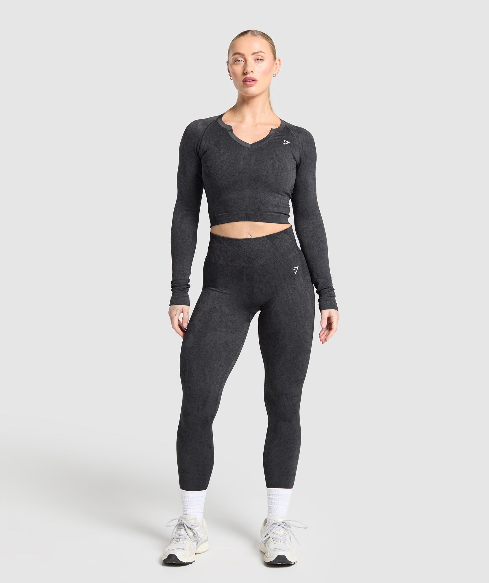 gymshark-adapt-camo-seamless-long-sleeve-top-asphalt-grey-black-ss25