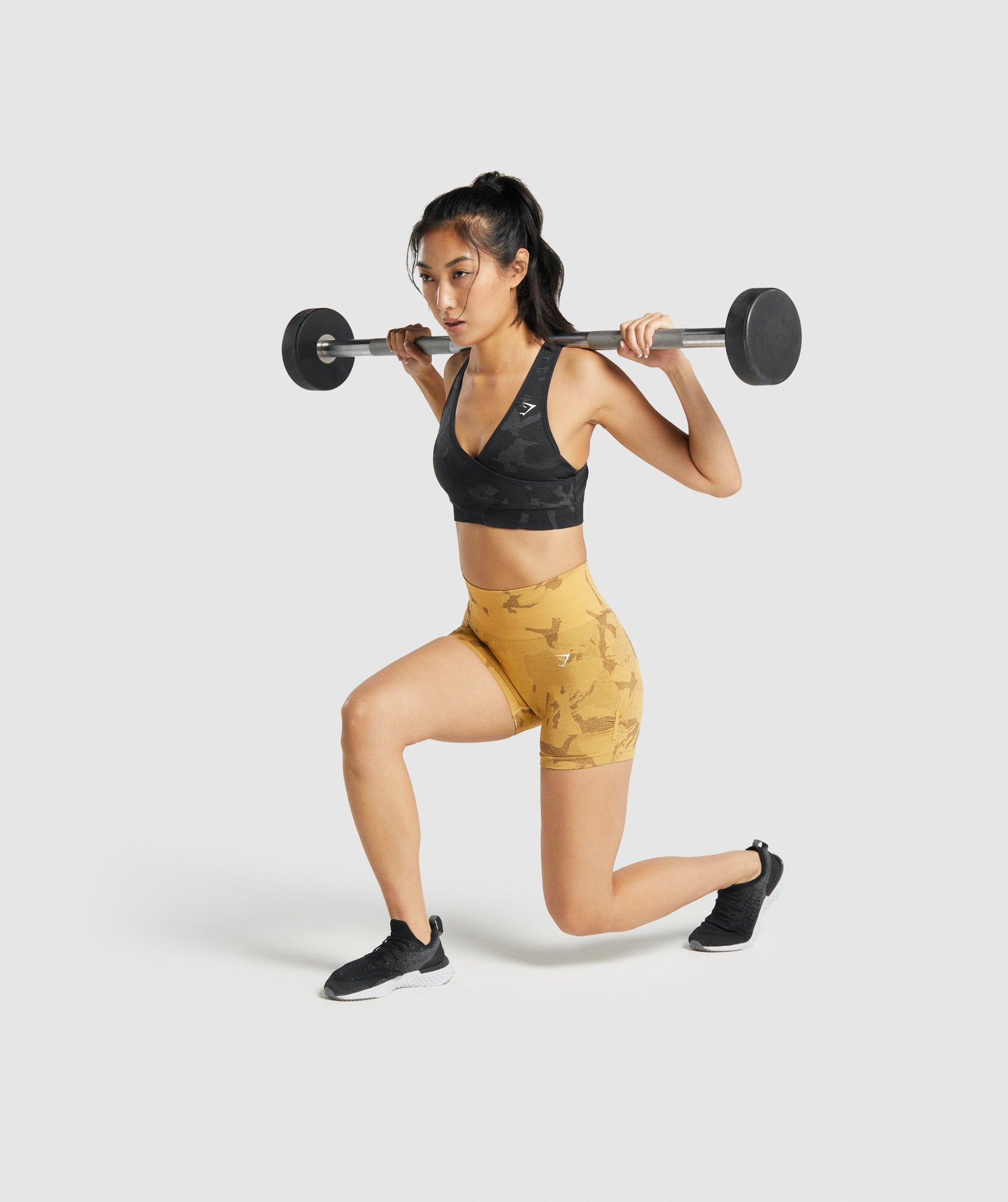 gymshark-adapt-camo-seamless-sports-bra-savanna-black-aw21