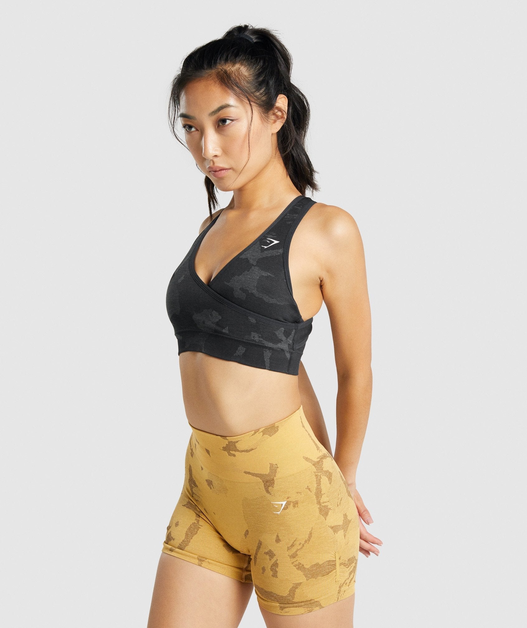 gymshark-adapt-camo-seamless-sports-bra-savanna-black-aw21