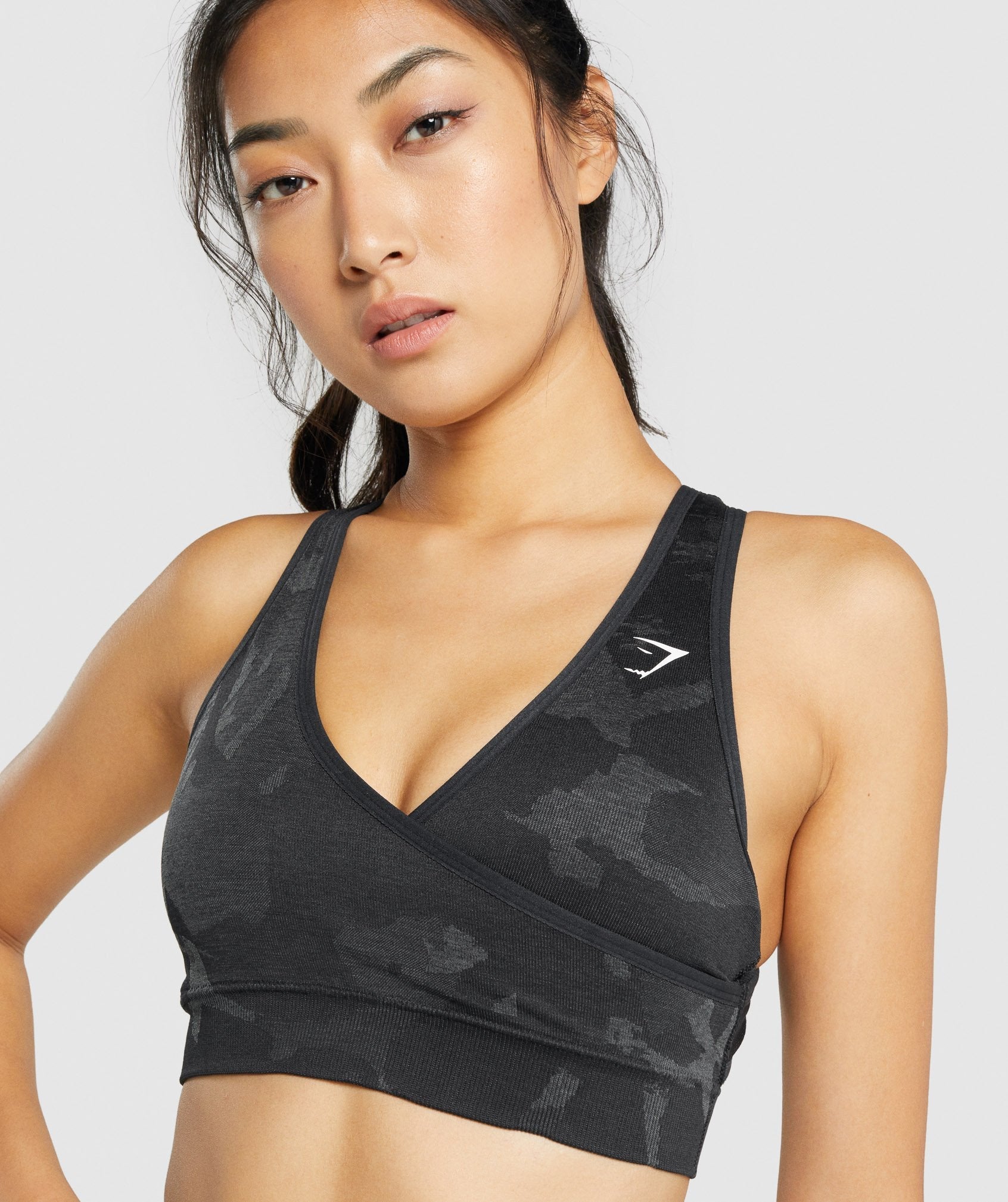 gymshark-adapt-camo-seamless-sports-bra-savanna-black-aw21