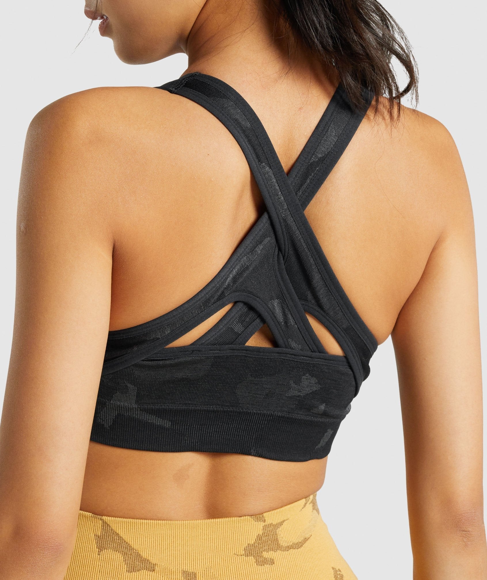 gymshark-adapt-camo-seamless-sports-bra-savanna-black-aw21