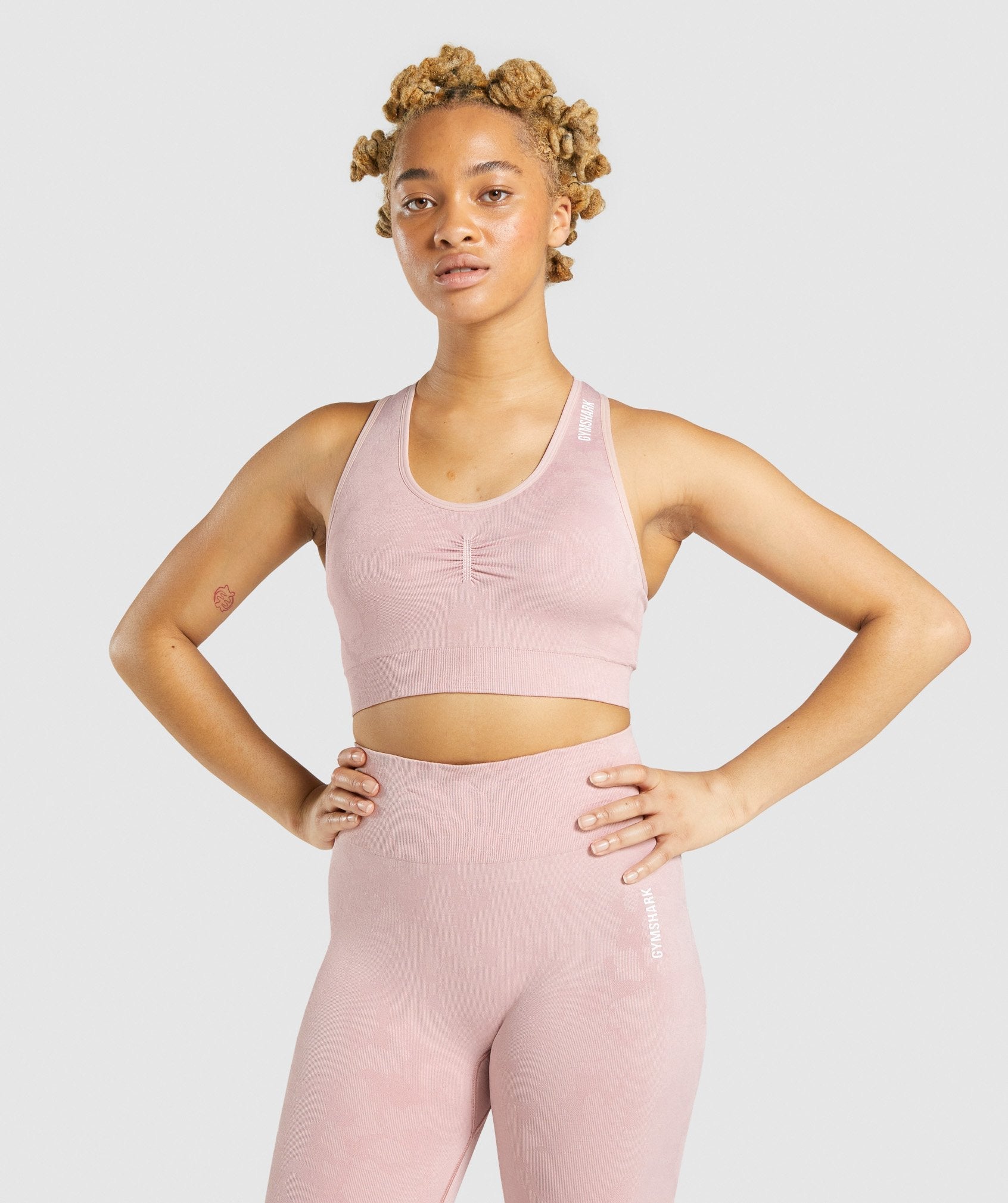 gymshark-adapt-camo-seamless-racer-back-sports-bra-light-pink