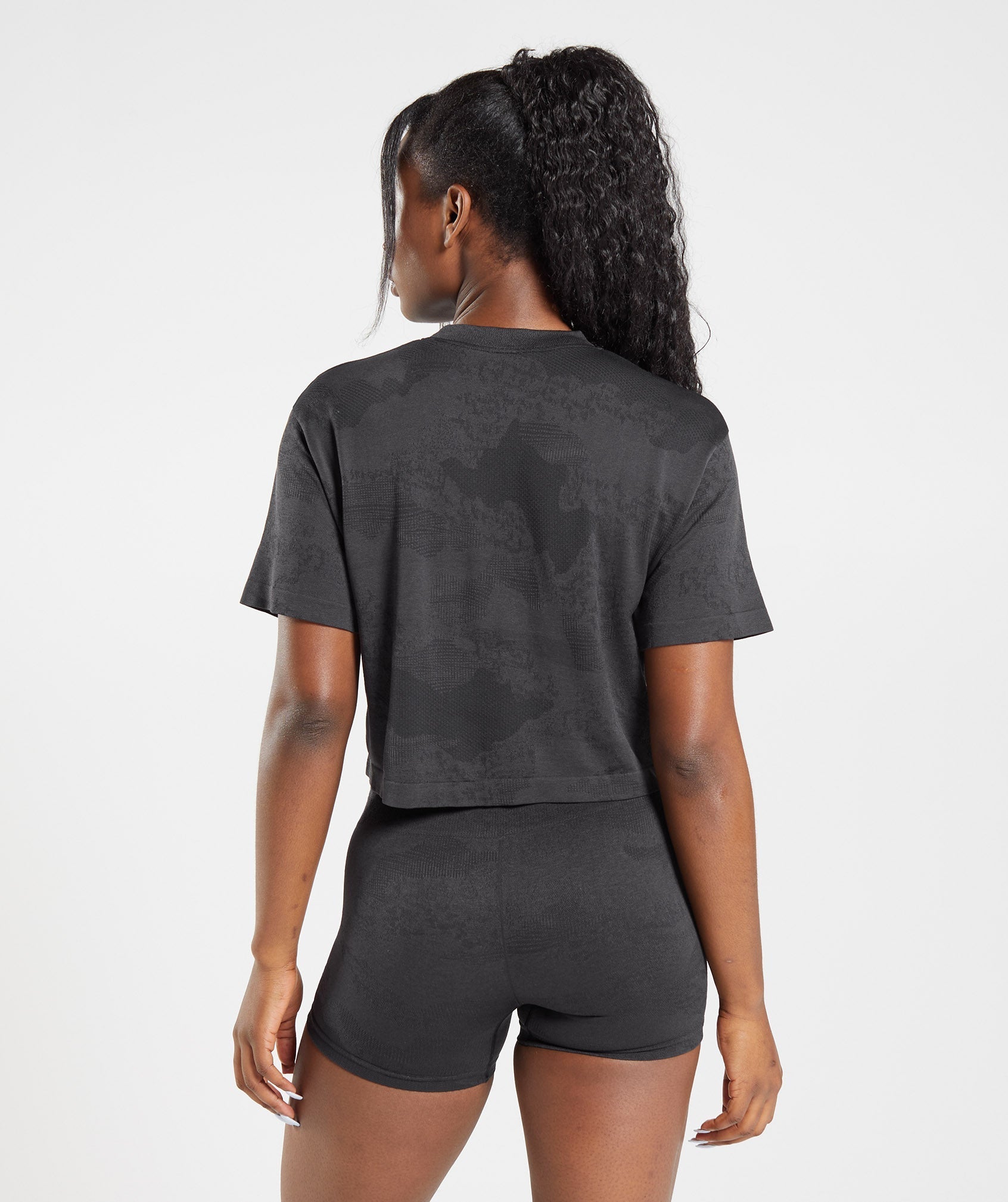gymshark-adapt-camo-seamless-crop-top-black-onyx-grey-ss23