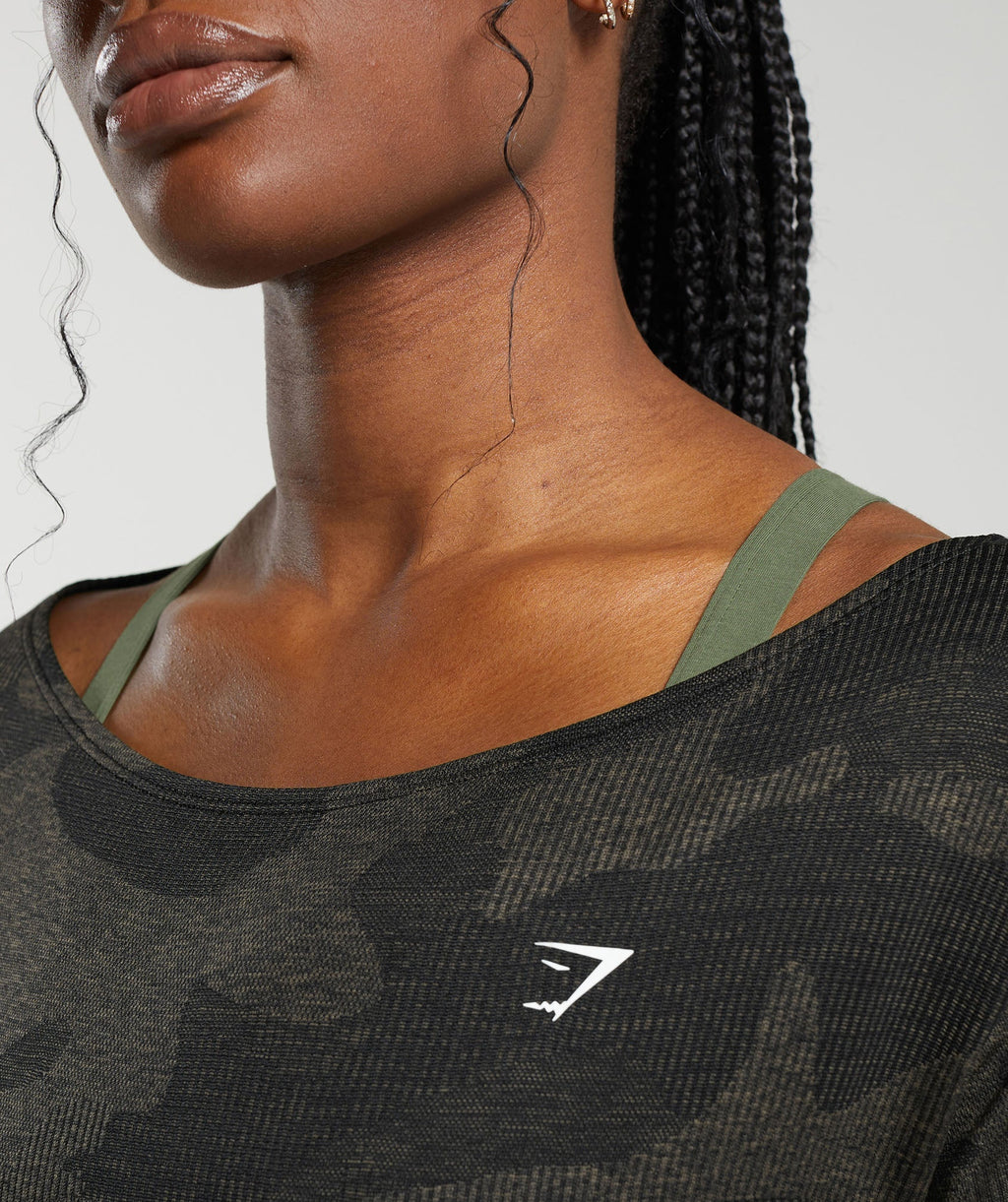 gymshark-adapt-camo-seamless-t-shirt-black-camo-brown-ss24