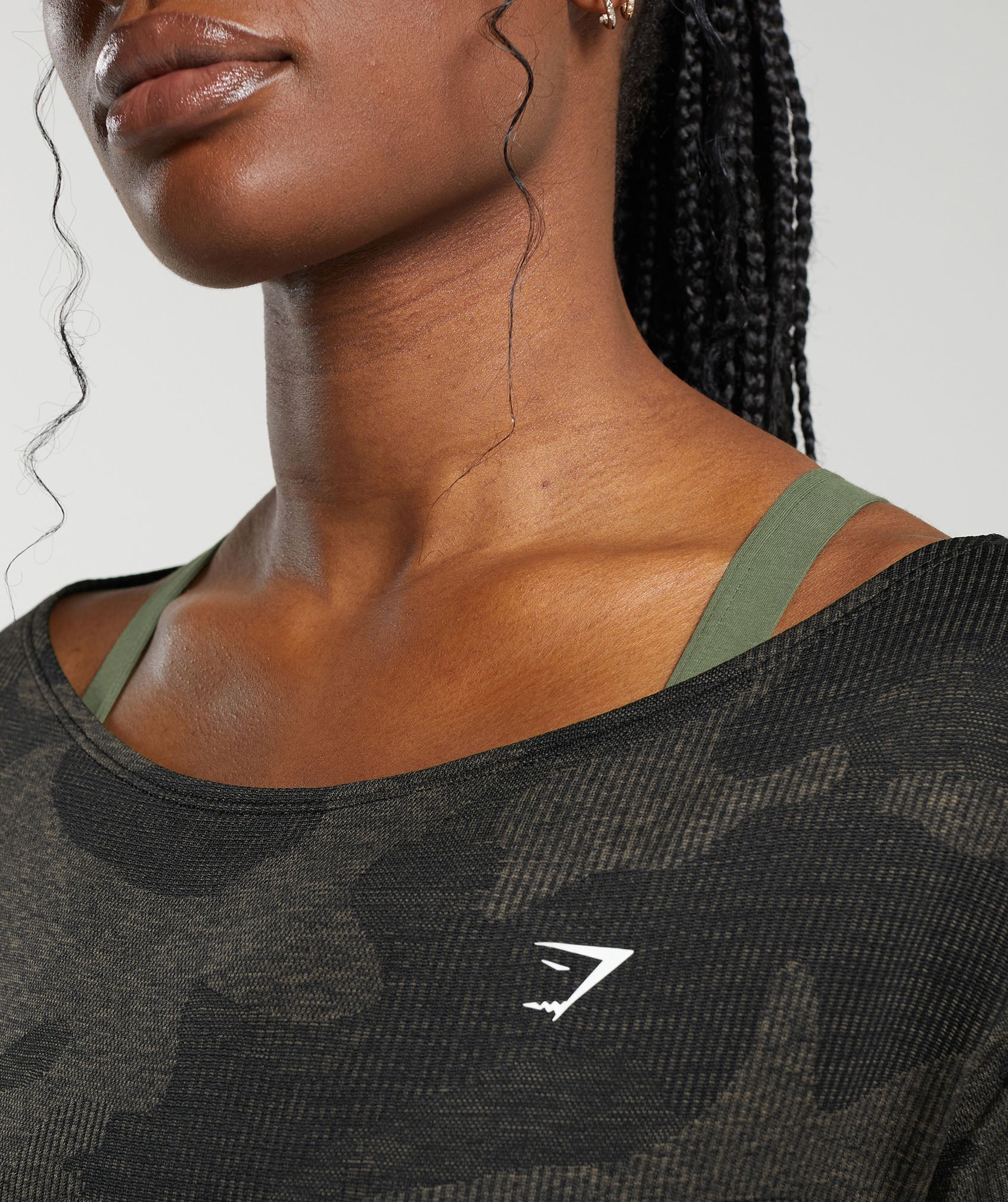 gymshark-adapt-camo-seamless-t-shirt-black-camo-brown-ss24