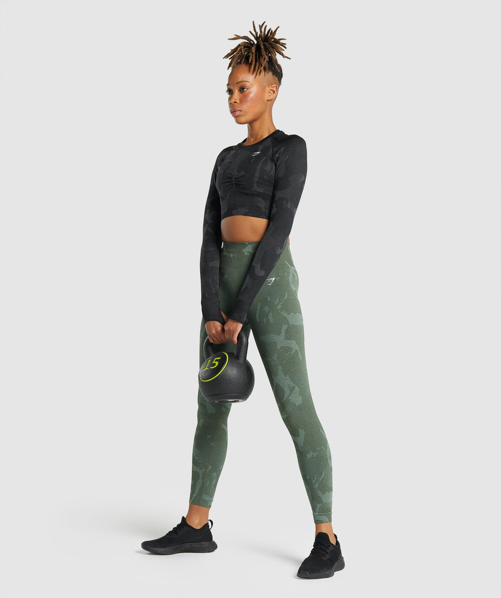 gymshark-adapt-camo-seamless-long-sleeve-crop-top-savanna-black-aw21