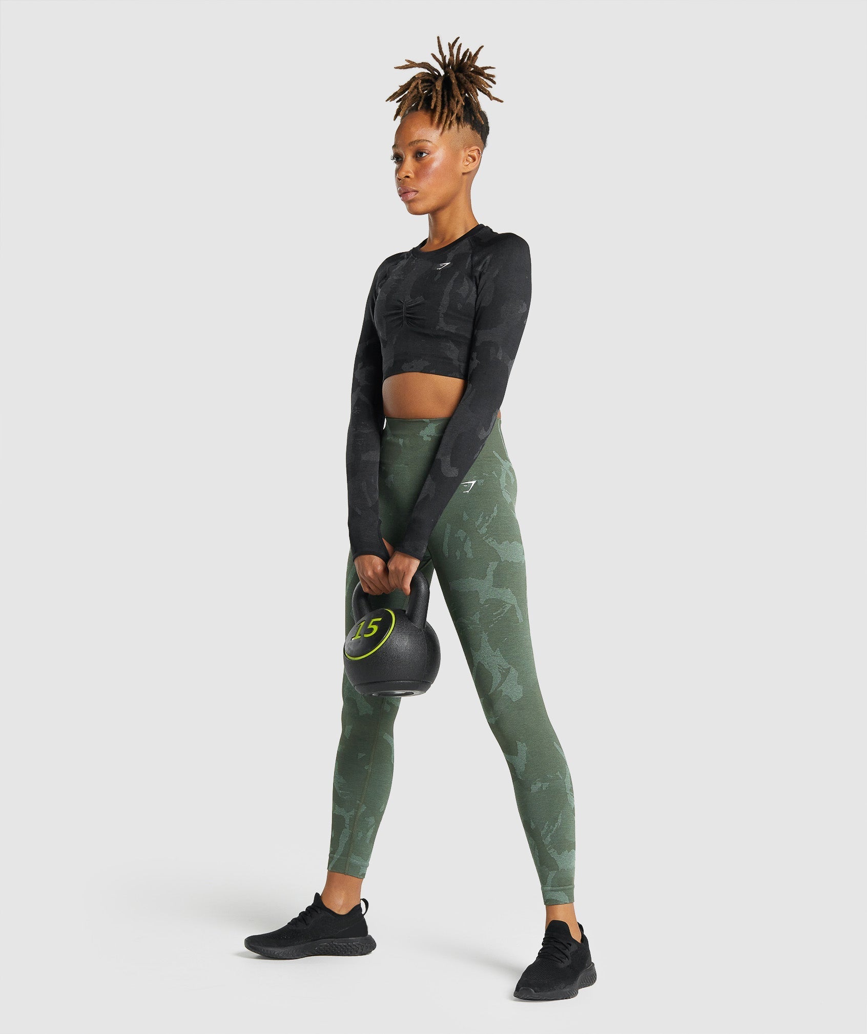 gymshark-adapt-camo-seamless-long-sleeve-crop-top-savanna-black-aw21